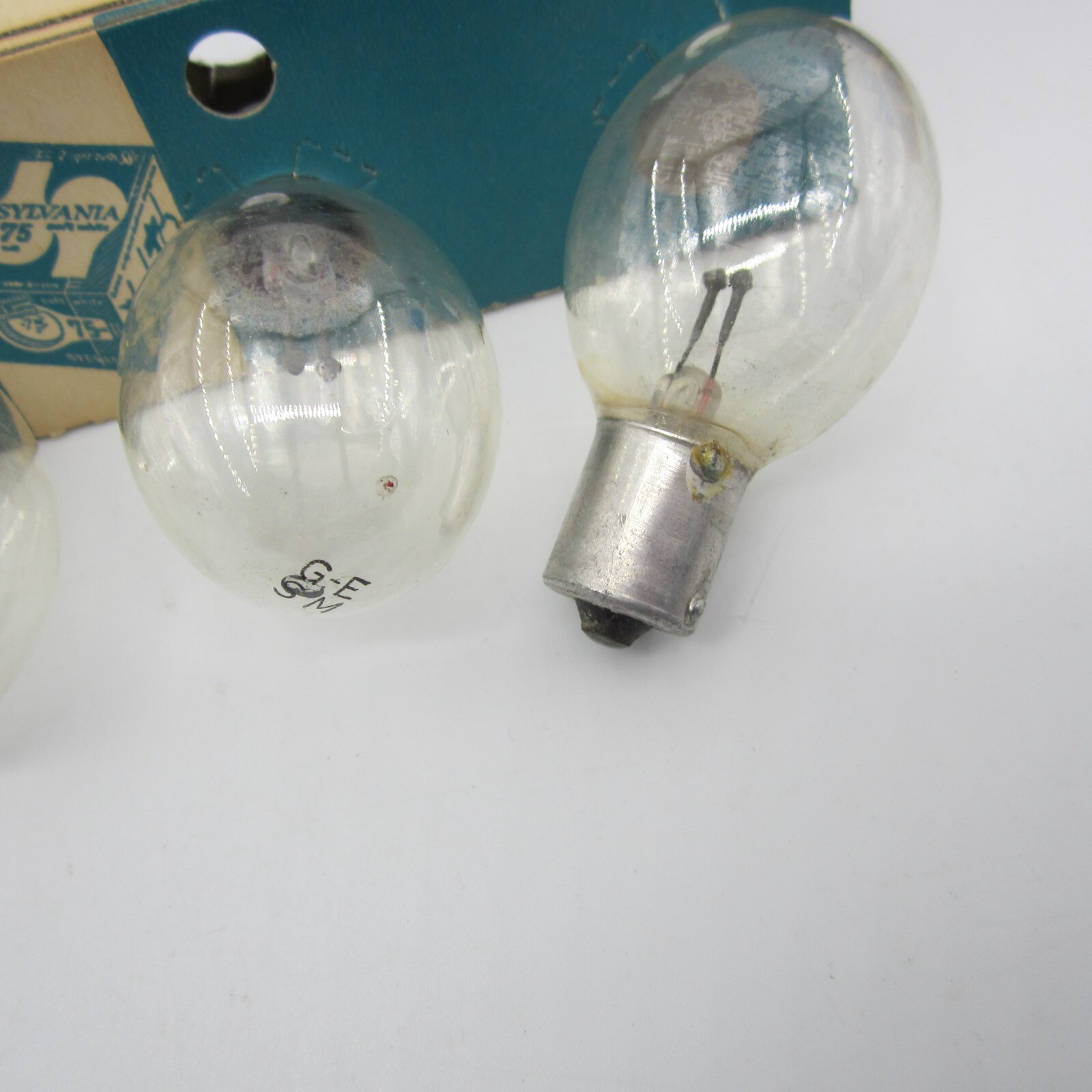 Vintage Misc Random Lot of 38 Flashbulbs Flashcubes Sylvainia M3B 25B GE #5 Blue