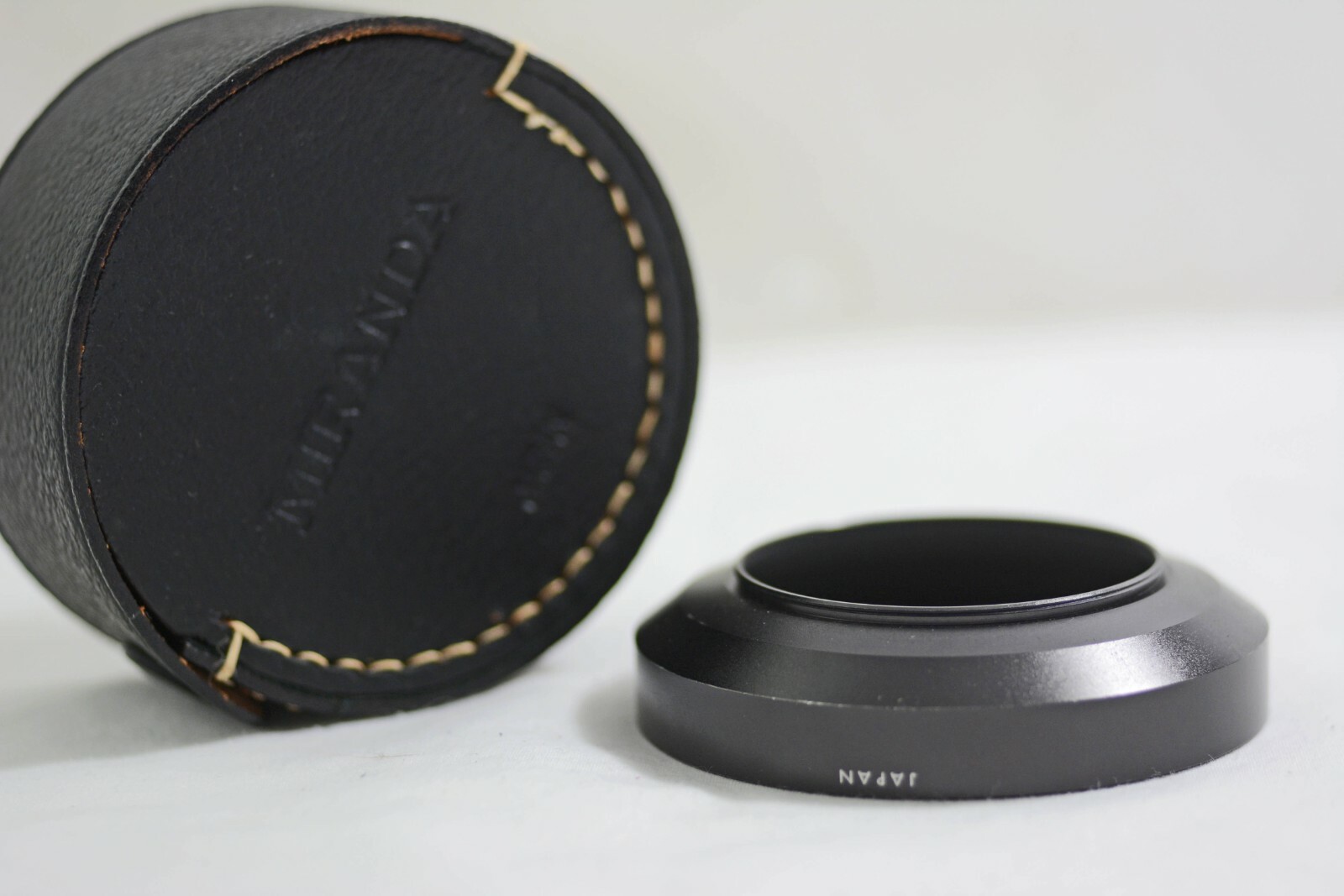 VINTAGE MIRANDA 28MM F2.8 CAMERA LENS HOOD WITH LEATHER CASE (EXCELLENT)