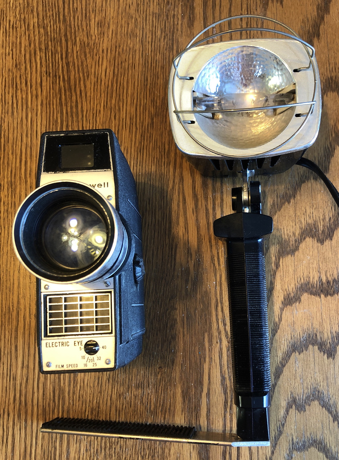 1961 SYLVANIA SUN GUN MOVIE LIGHT W/BRACKET With Bell & Howell Movie Camera