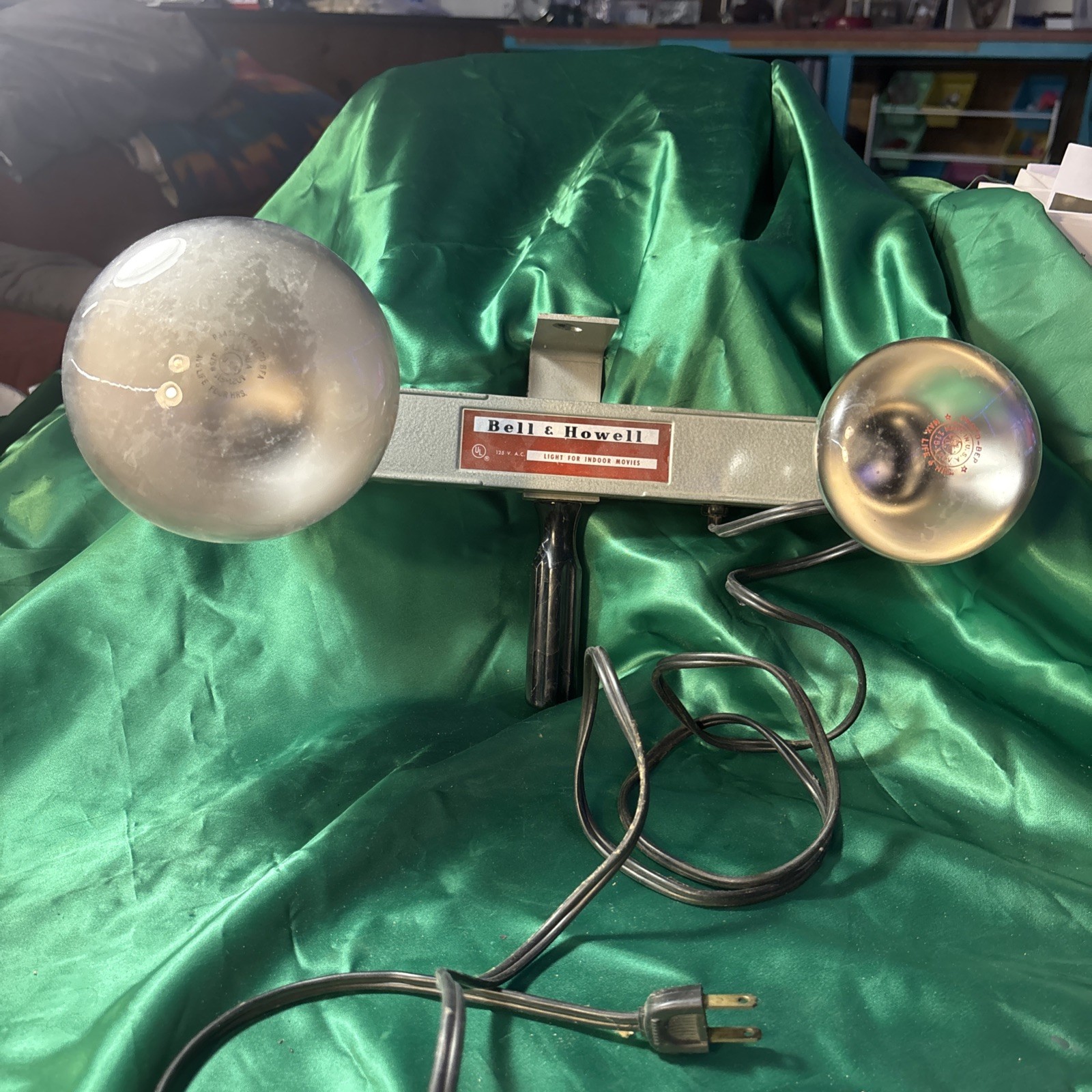 Vintage Bell Howell Flood Light Bar Lamp for Indoor Movies w Bulbs – Works