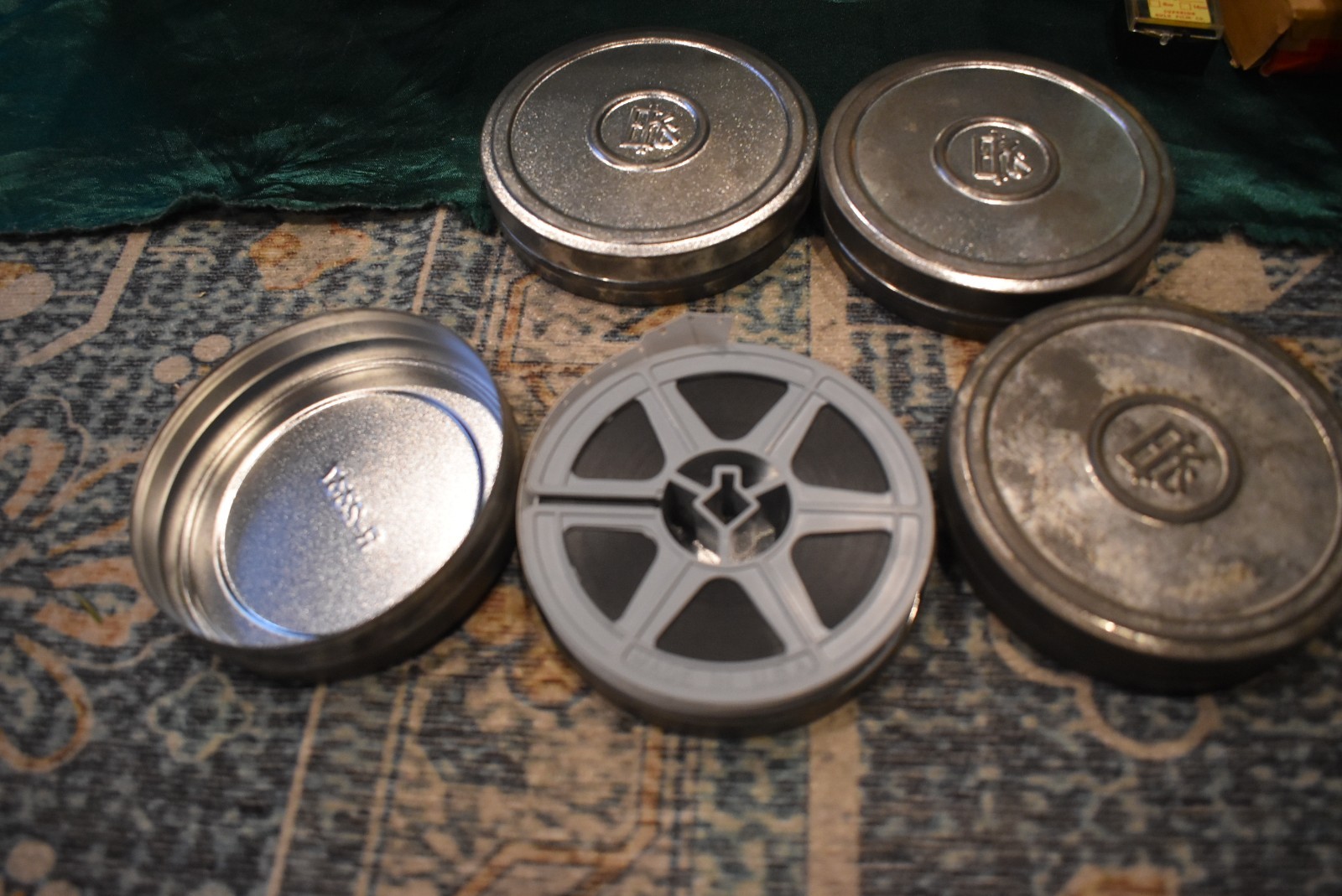 VINTAGE 16MM/8 MM METAL FILM CARRYING CASE w/Home 16mm Film/Canisters