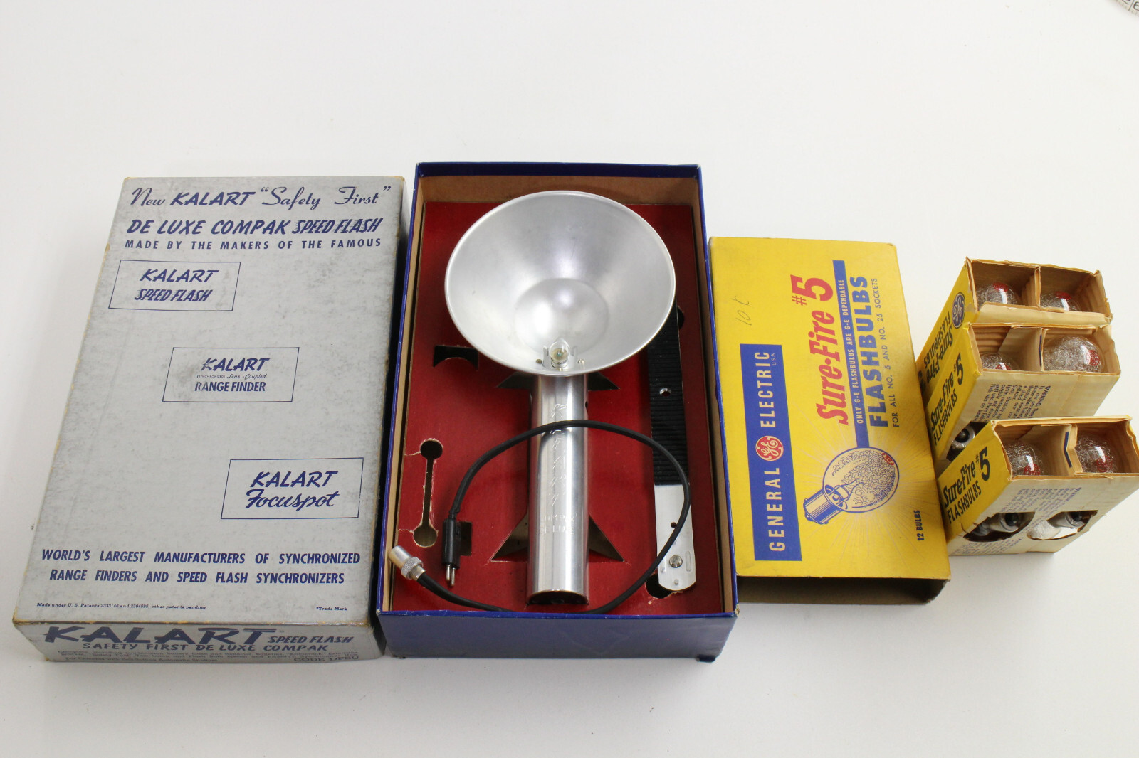 1950s Kalart Speed Flash Safety First De Luxe Compak w/ 12 #5 bulbs Original Box