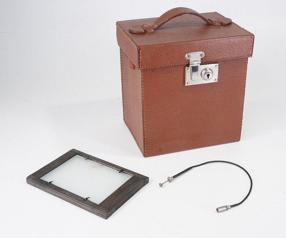 GAUMONT CASE FOR REPORTER (9X12CM) + GROUND GLASS + CABLE RELEASE/227089