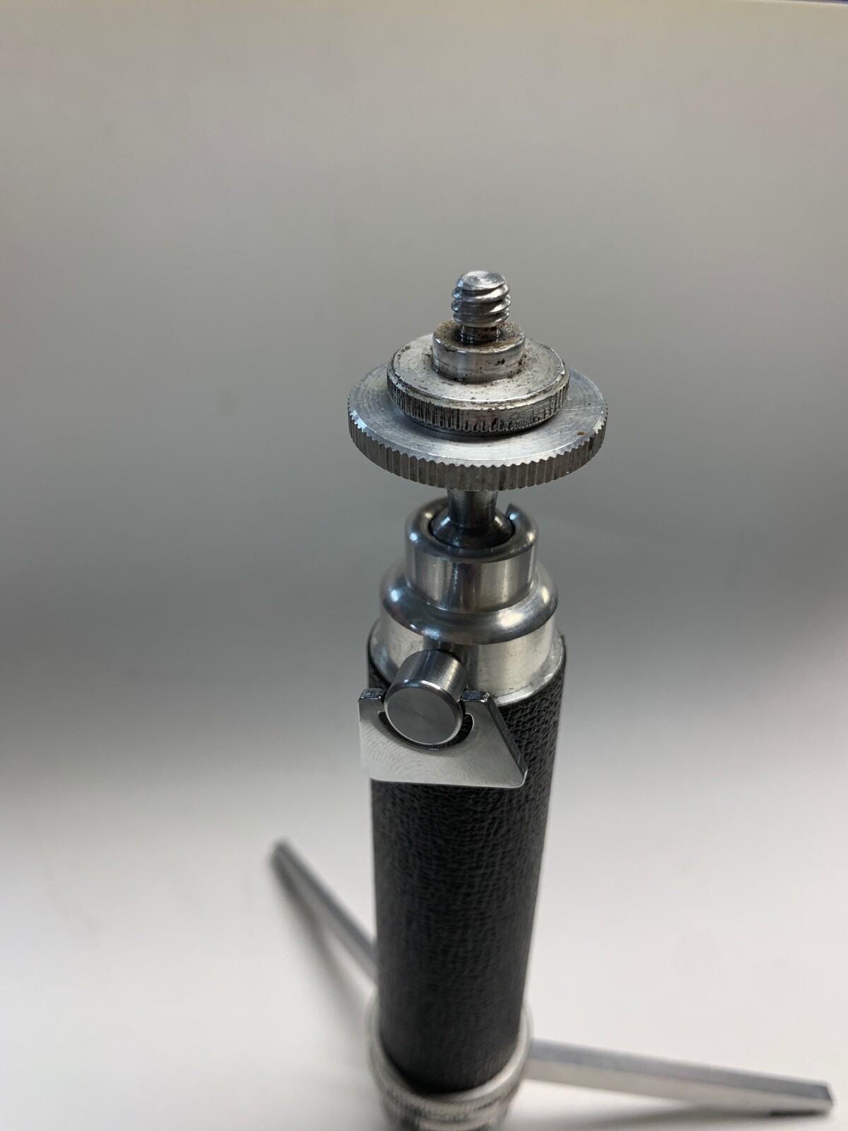 OHNAR MINIPOD 839976 ROTATING HEAD 5 1/2″ HAND HELD TRIPOD GRIP HANDLE TABLE TOP