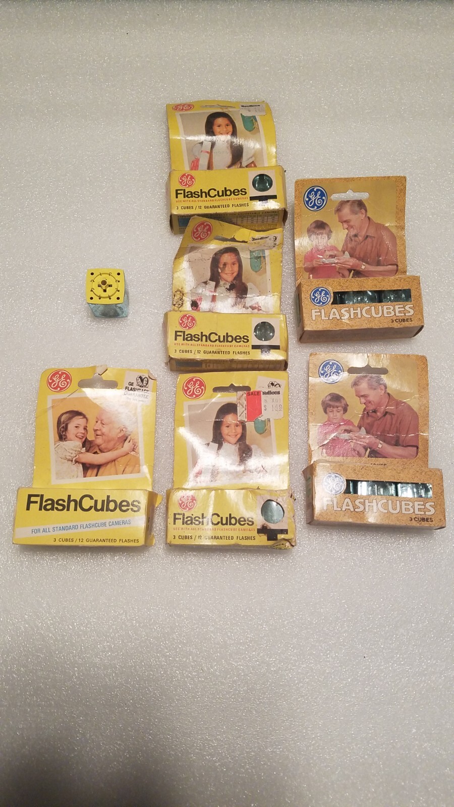 Vintage GE Flash Cubes, 18 cubes, 72 flashes for Standard Cube Camera Not Tested
