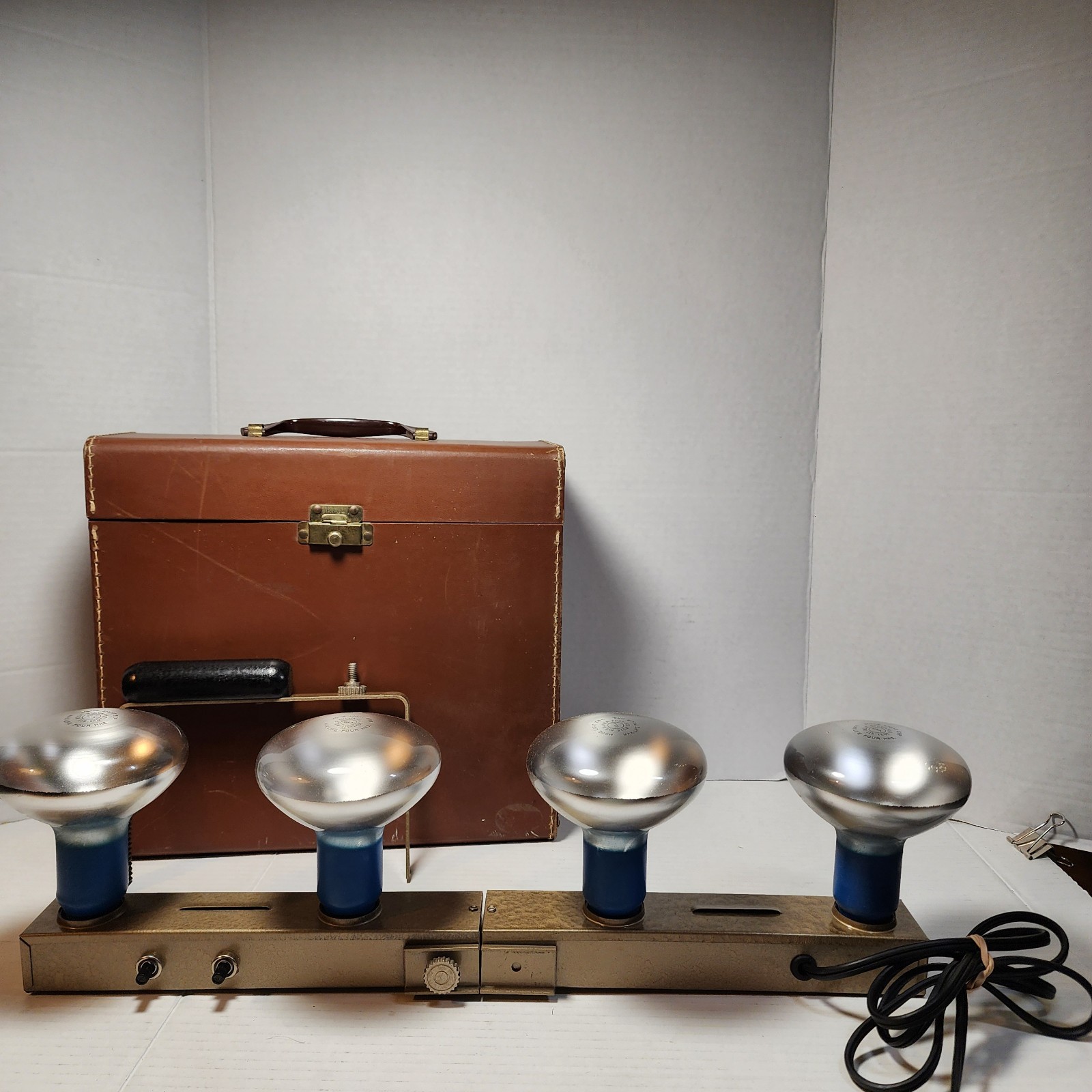 Vintage Sylvania Movie Lights; 375 watts; W/Carrying Case (11 x 12 x 4.5″) Works