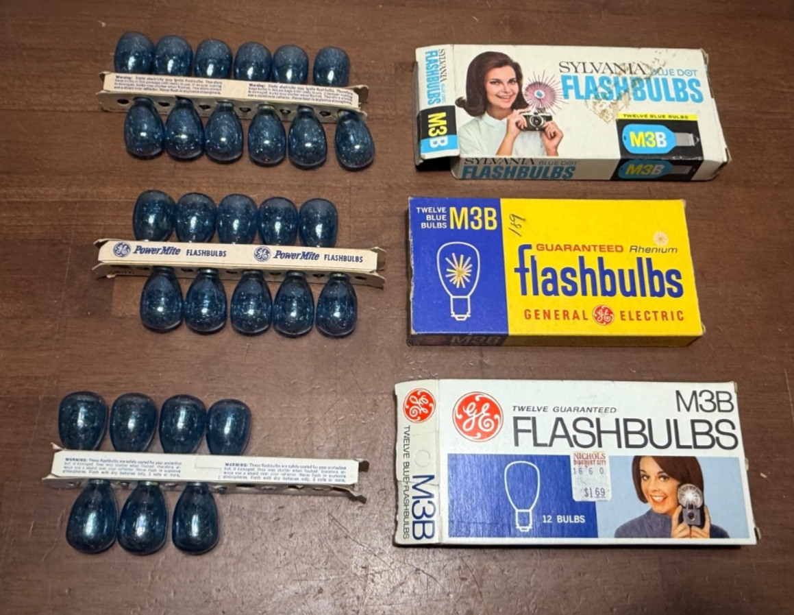 Vintage Lot of GE and Sylvania Camera Flash Bulbs M3B Blue (29 bulbs)