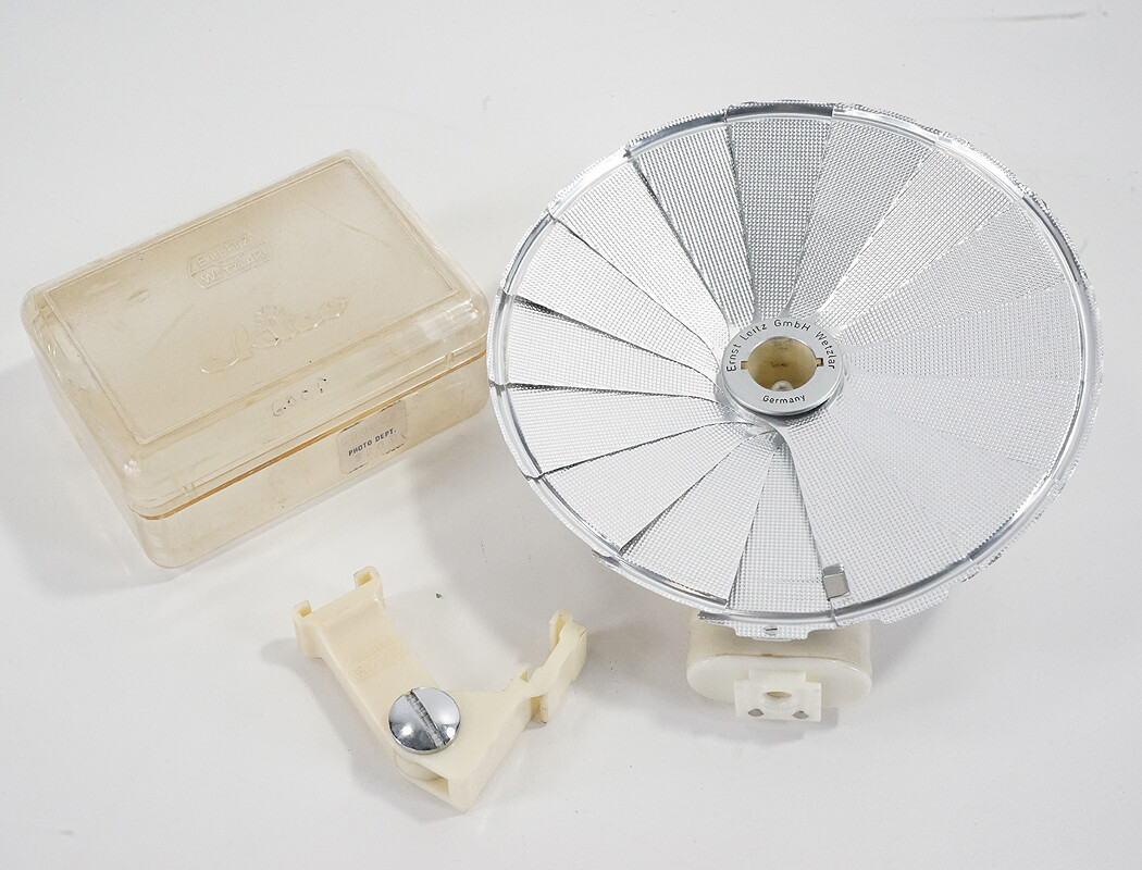 LEITZ FLASH UNIT CHICO FOR LEICA + BRACKET/CASE NO CORD (FOR DISPLAY)/220659