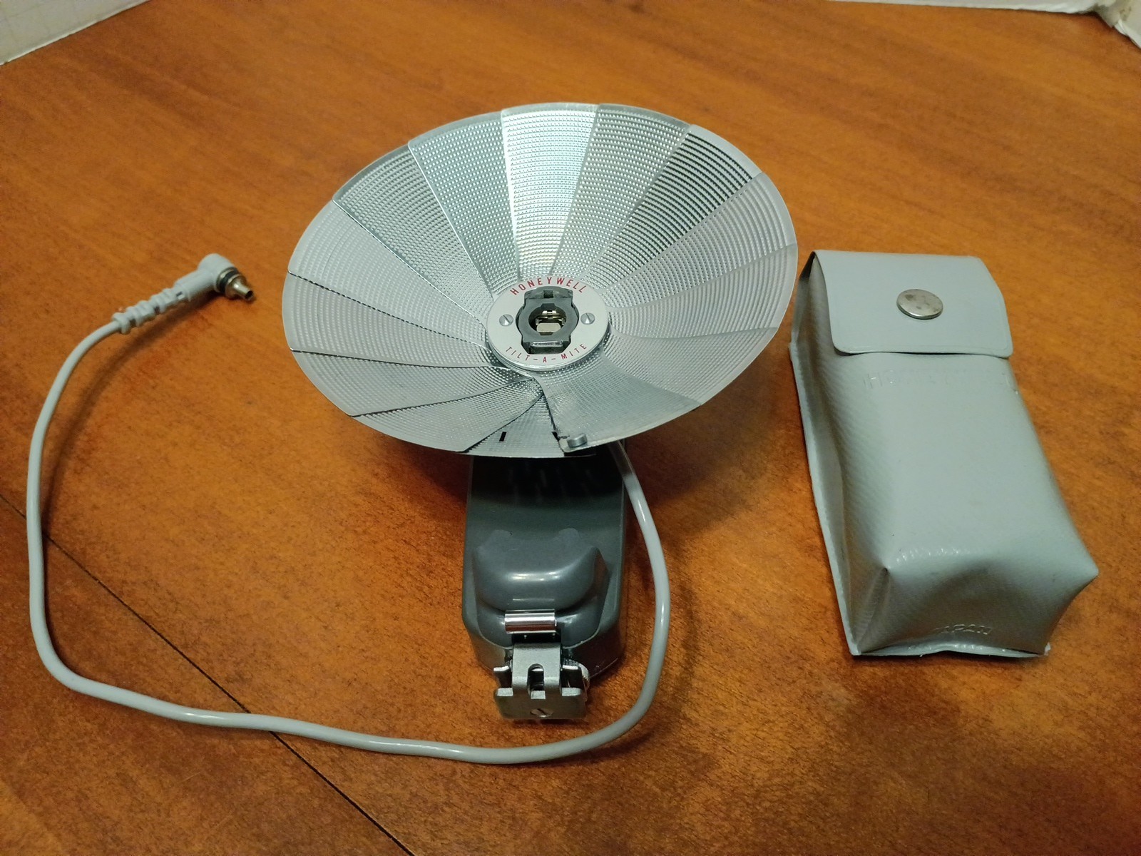 Vtg Honeywell Tilt-A-Mite Camera Flash Unit Collapsible Fan Style W/Case Japan