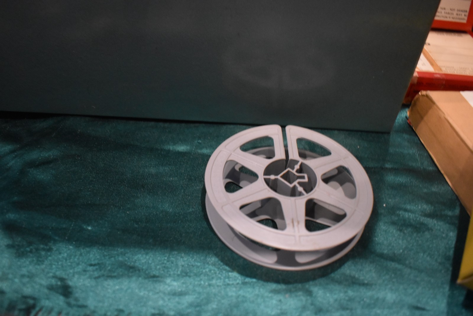 VINTAGE 16MM/8 MM METAL FILM CARRYING CASE w/Home 16mm Film/Canisters