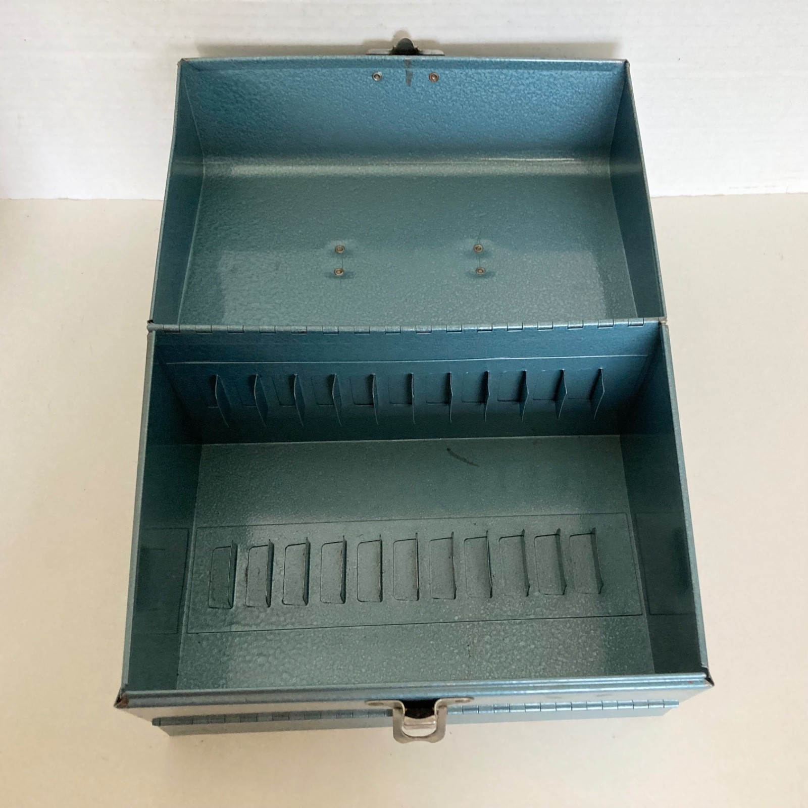Vintage 8mm Film Movie Reel Metal Carry Case With Handle Storage Carrier 12 Slot