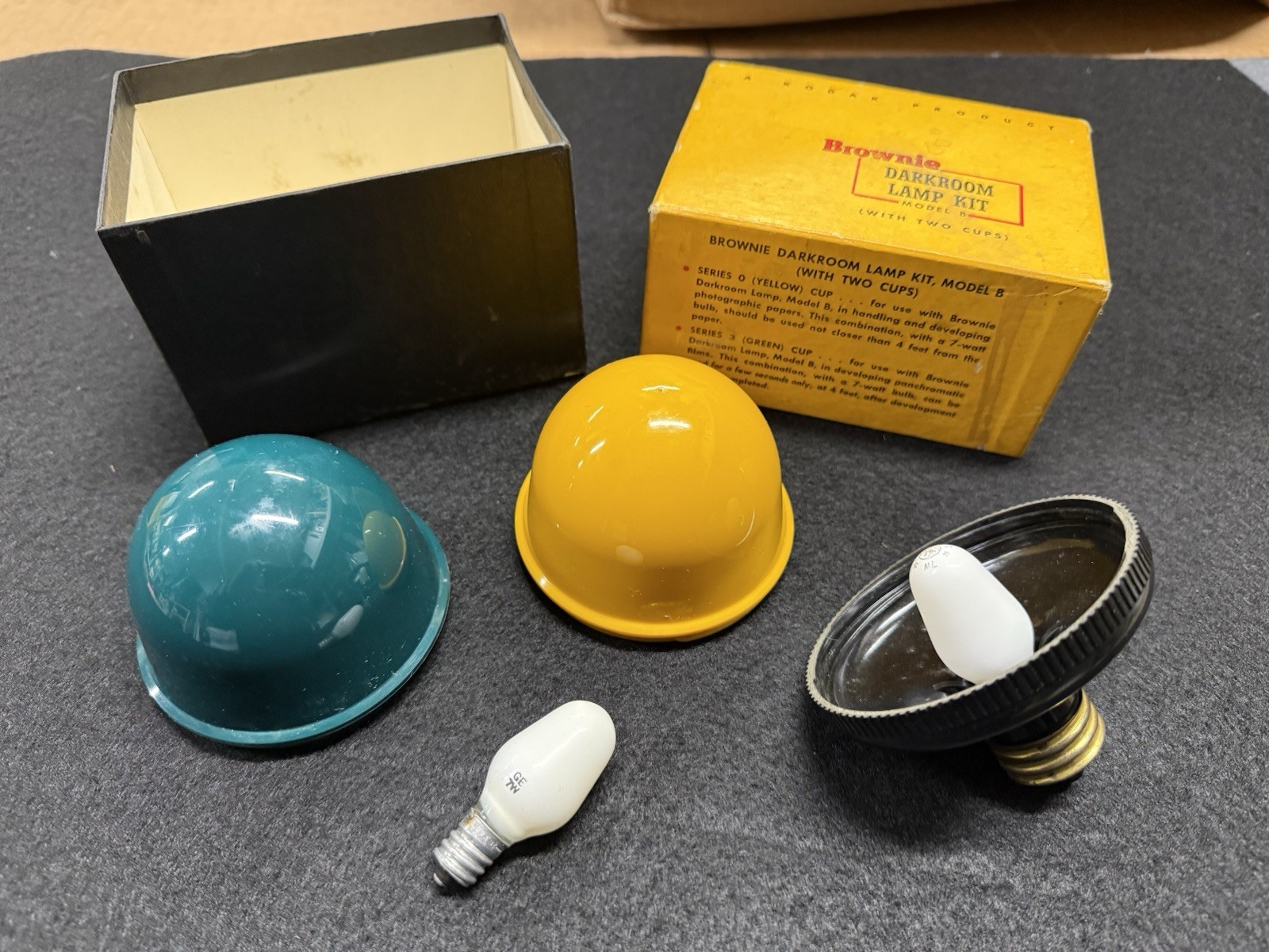Vintage Kodak “Brownie Darkroom Lamp Kit” Model B 2 Cups with Original Box