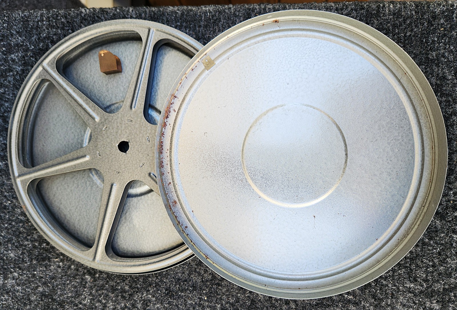 LOT 4 Vintage Gray Metal 8 MM 5 ” Film Cans & Reels [3 COMPCO + 1 Other] (VGUC)