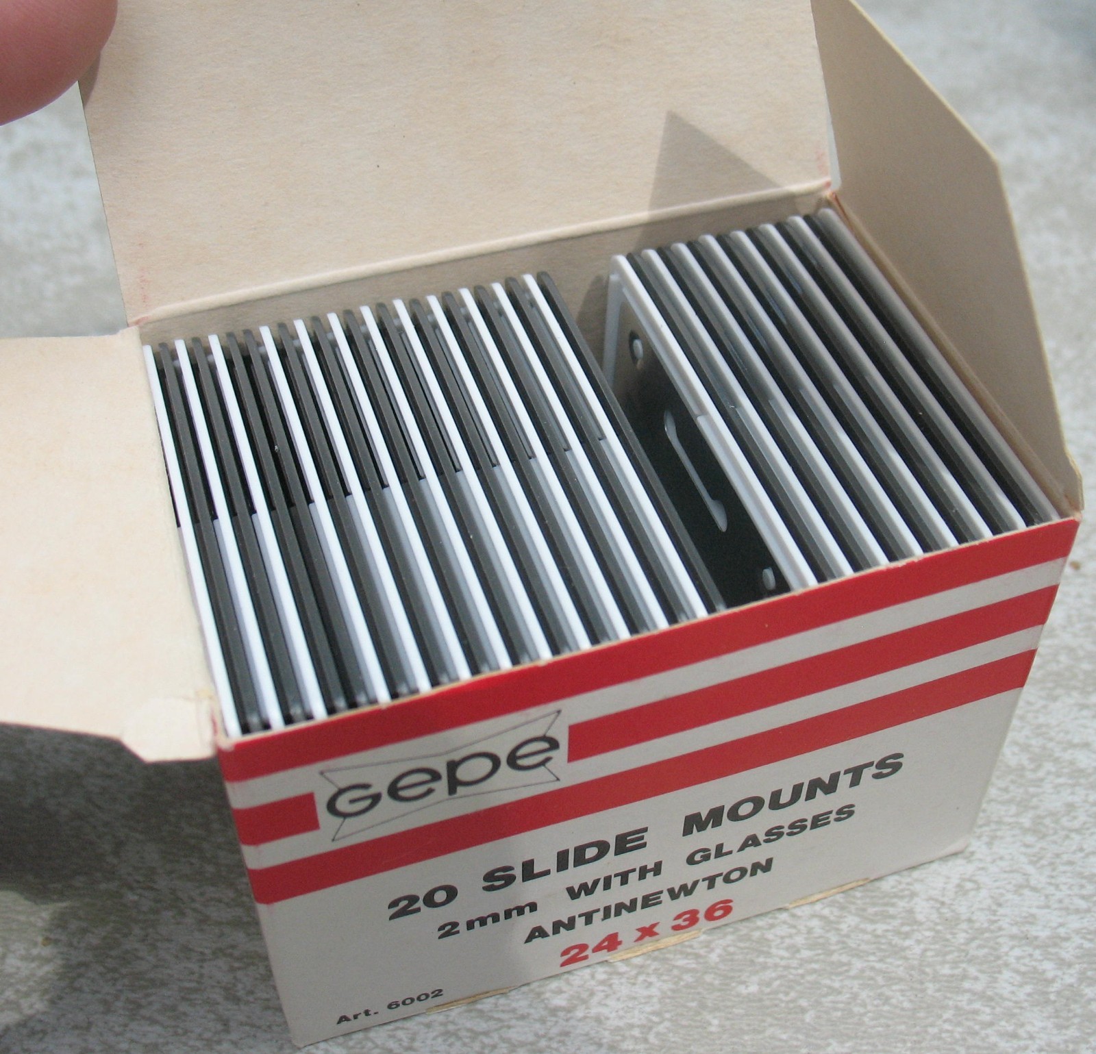 Vtg. NOS IOB Gepe Box of 20 2mm Slide Mounts w Antinewton Glass Made in Sweden