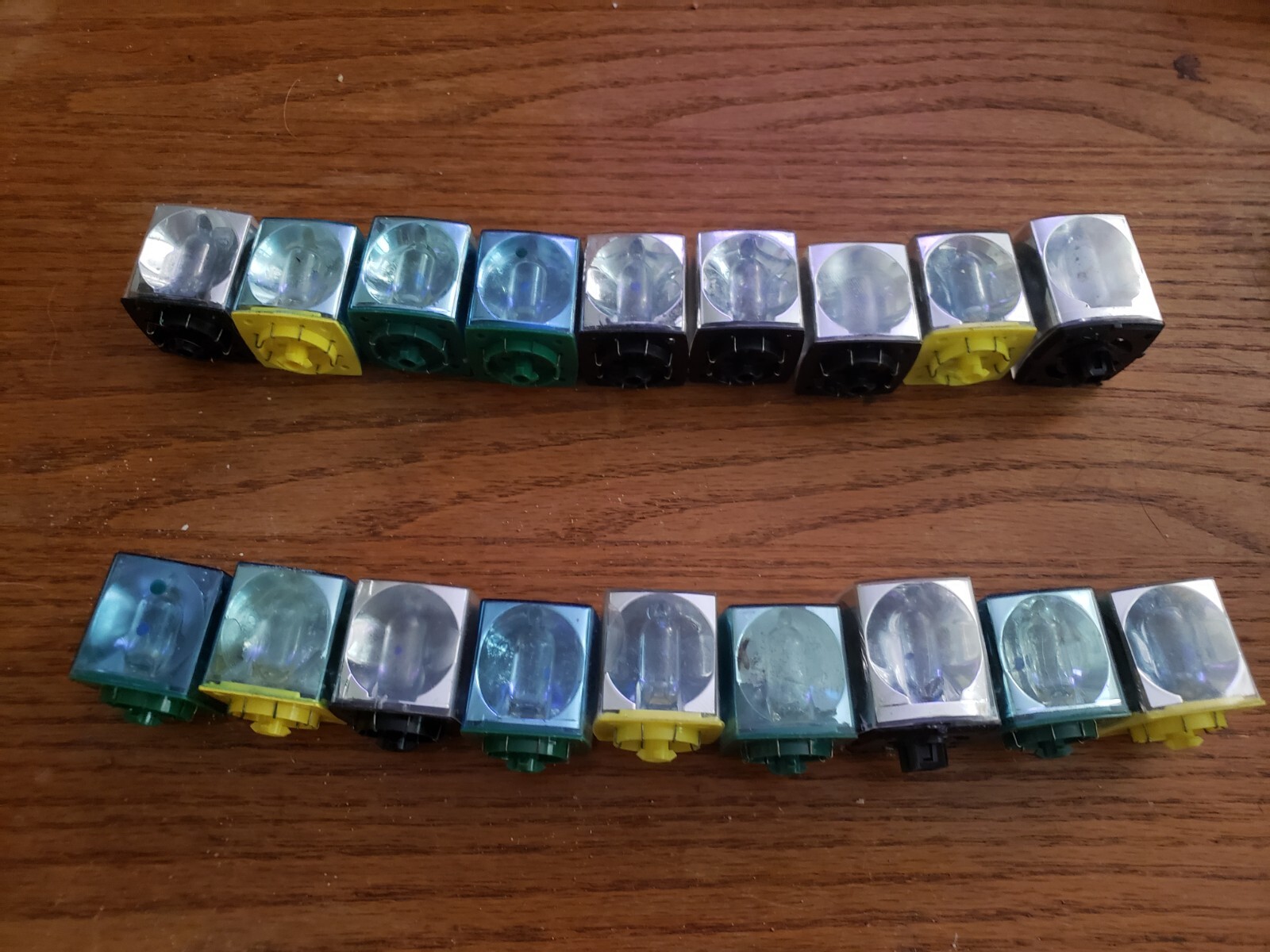 Set Of 18 Vintage Flash Cubes Bulbs – PRESUMED NOT WORKING – Various Brands