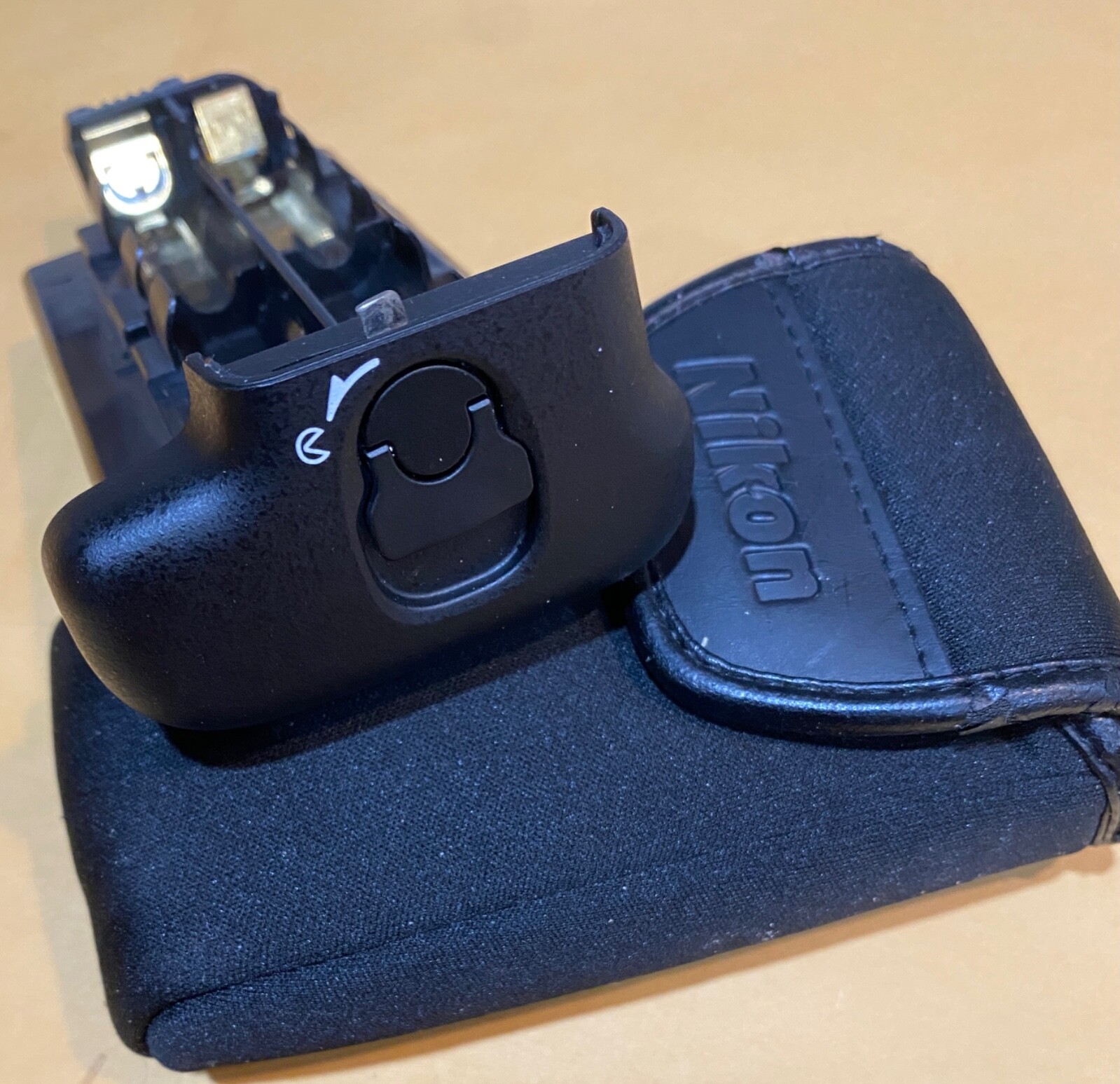 Genuine Nikon MS-D11 / AA battery holder, For MB-D10 Grip / D7000 / With Case