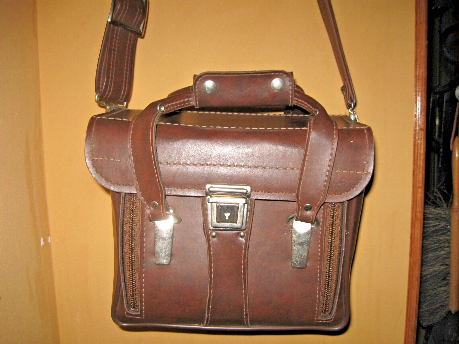 Vintage 11″ x 9″ x 7″ – Brown Leather Camera Bag / Case – With Strap doctor