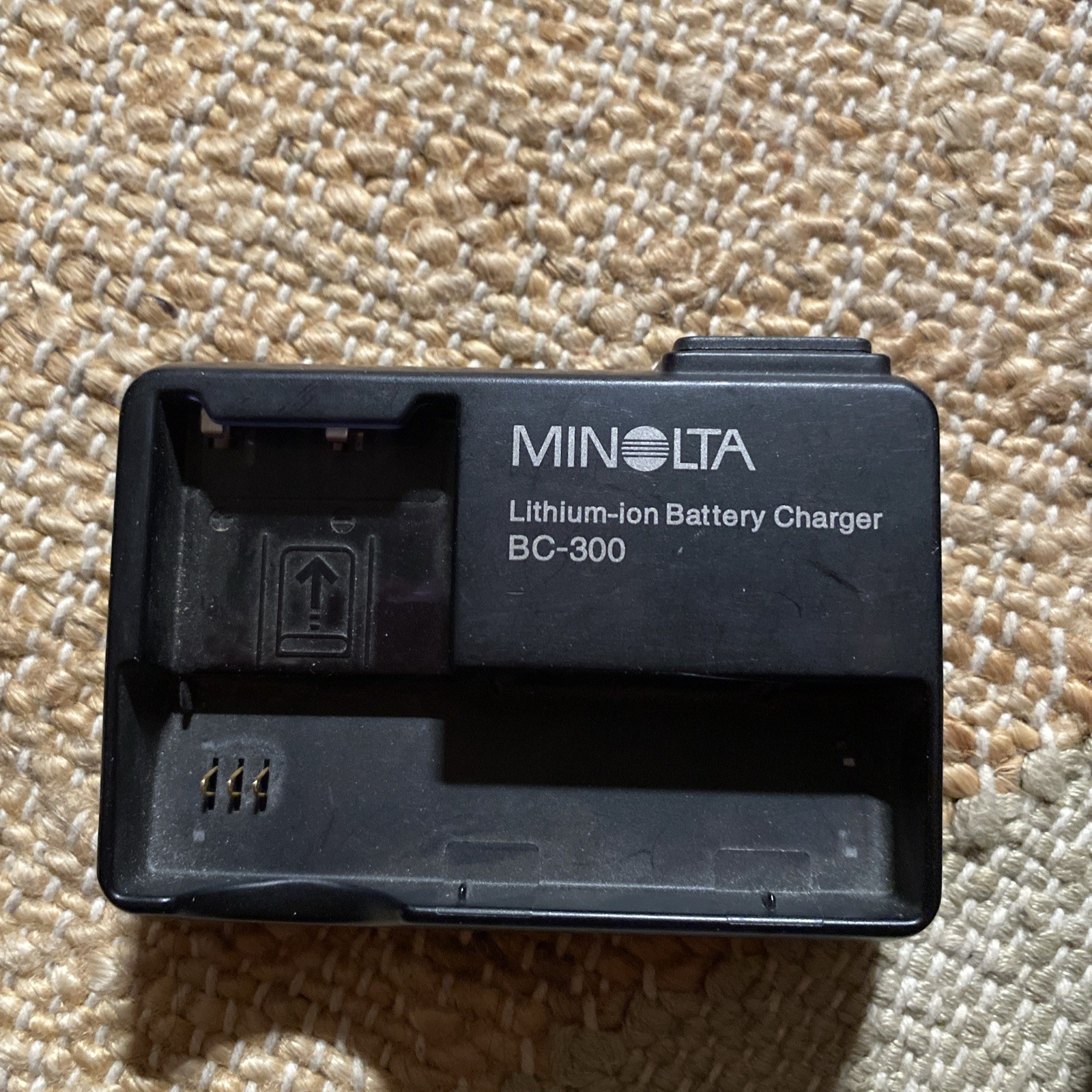Minolta BC-300 Lithium-ion Battery Charger with AC Cord