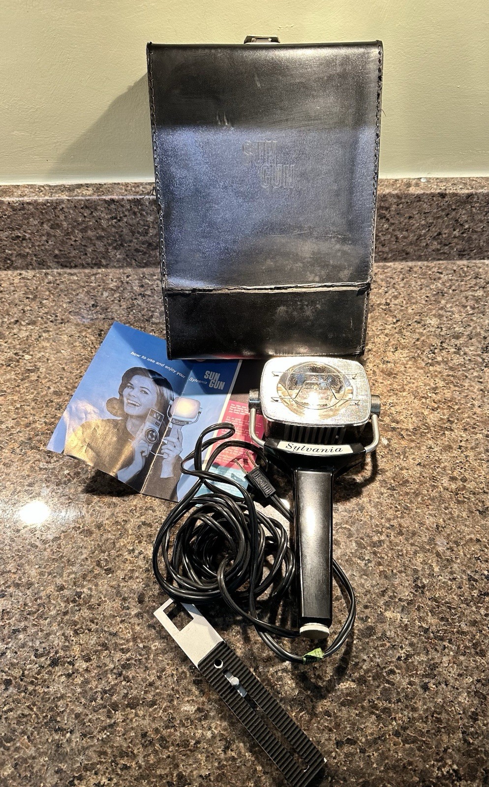 Vintage Sylvania Sun Gun SG-1 Movie Light with Camera Mount and Case ~ Works