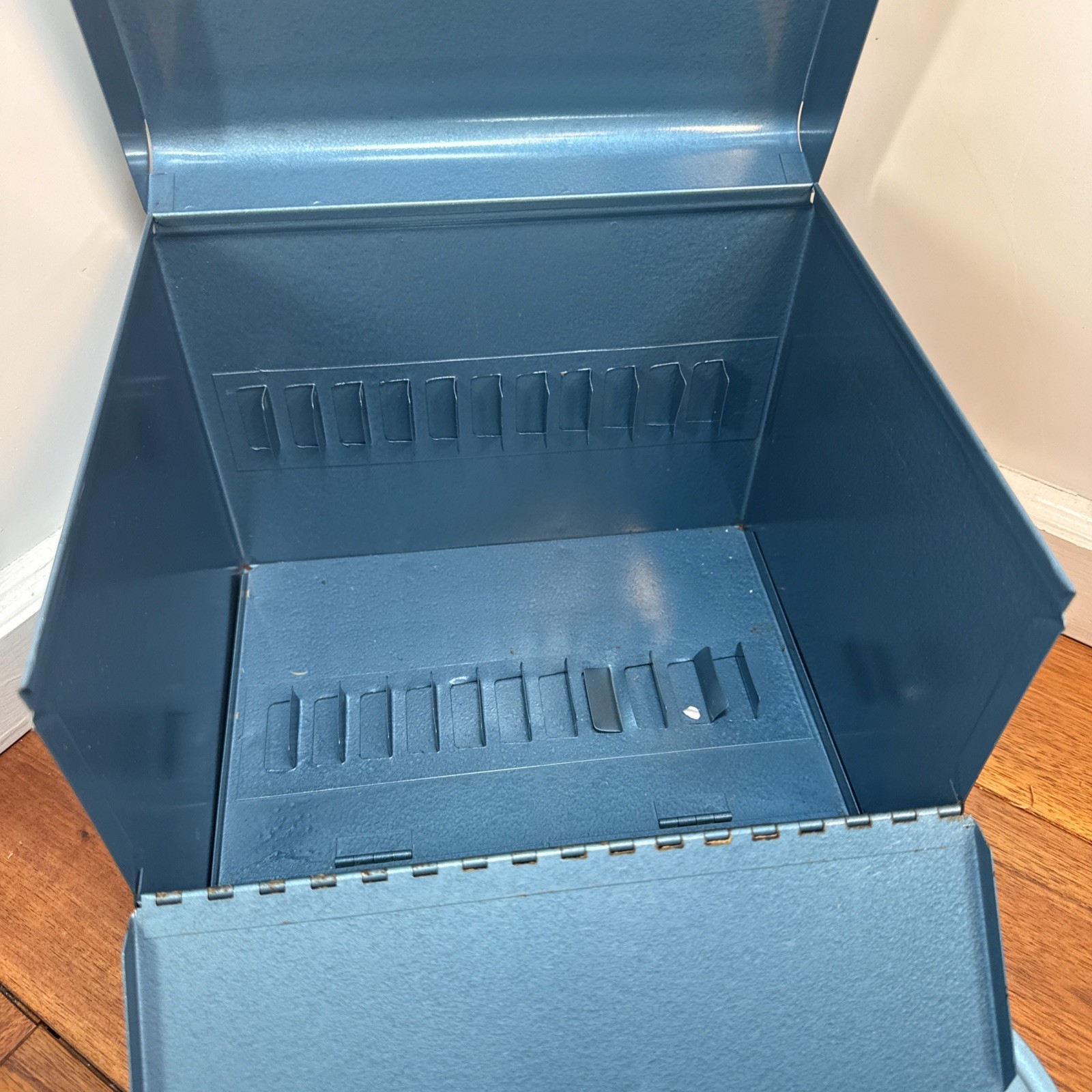 Super 8 MM Metal Film Reels Carry Case Box & 8 Canister & Reels Vintage Logan