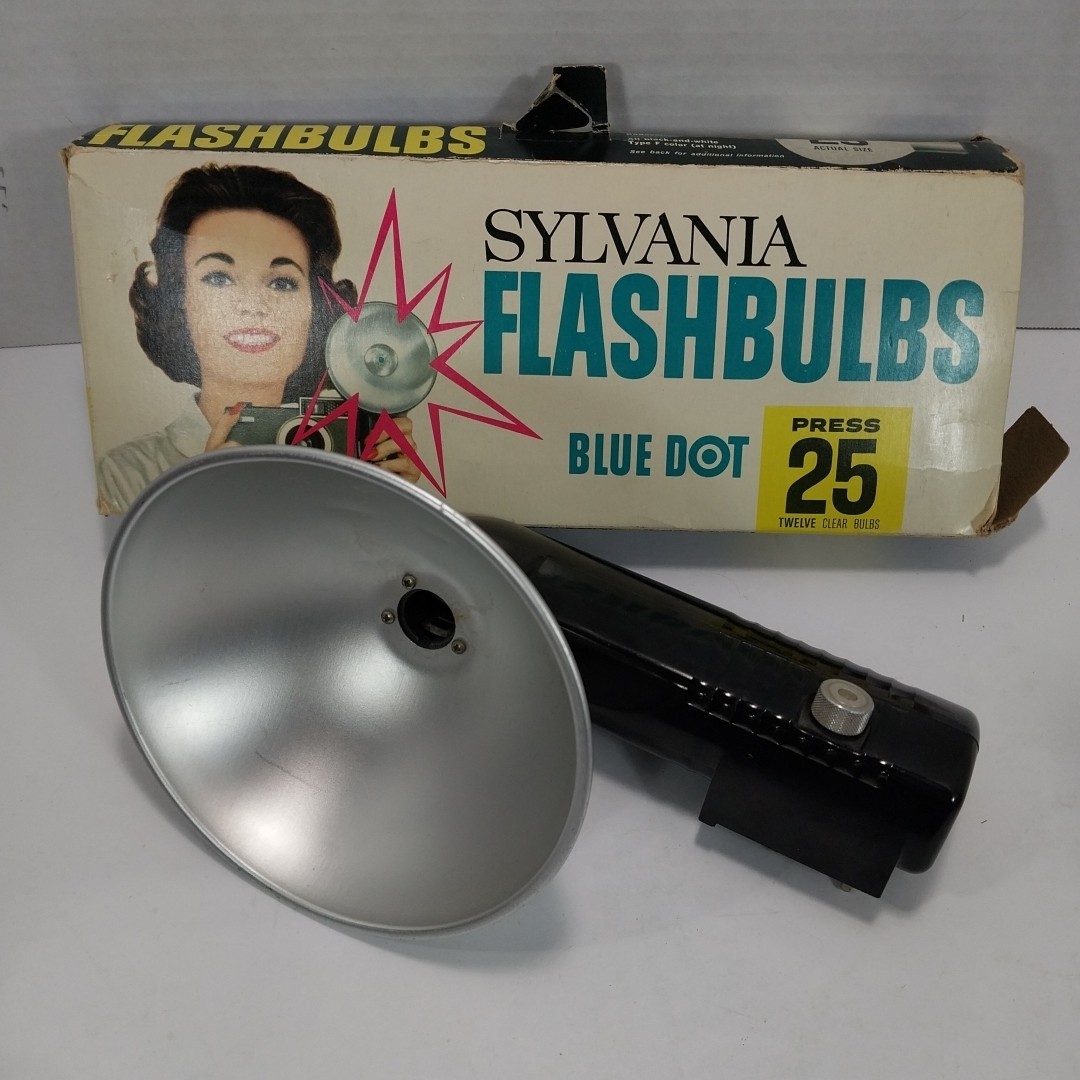Sylvania Flashbulbs Blue Dot Press 25 Clear Flash Bulbs & Kodalite Flash Holder