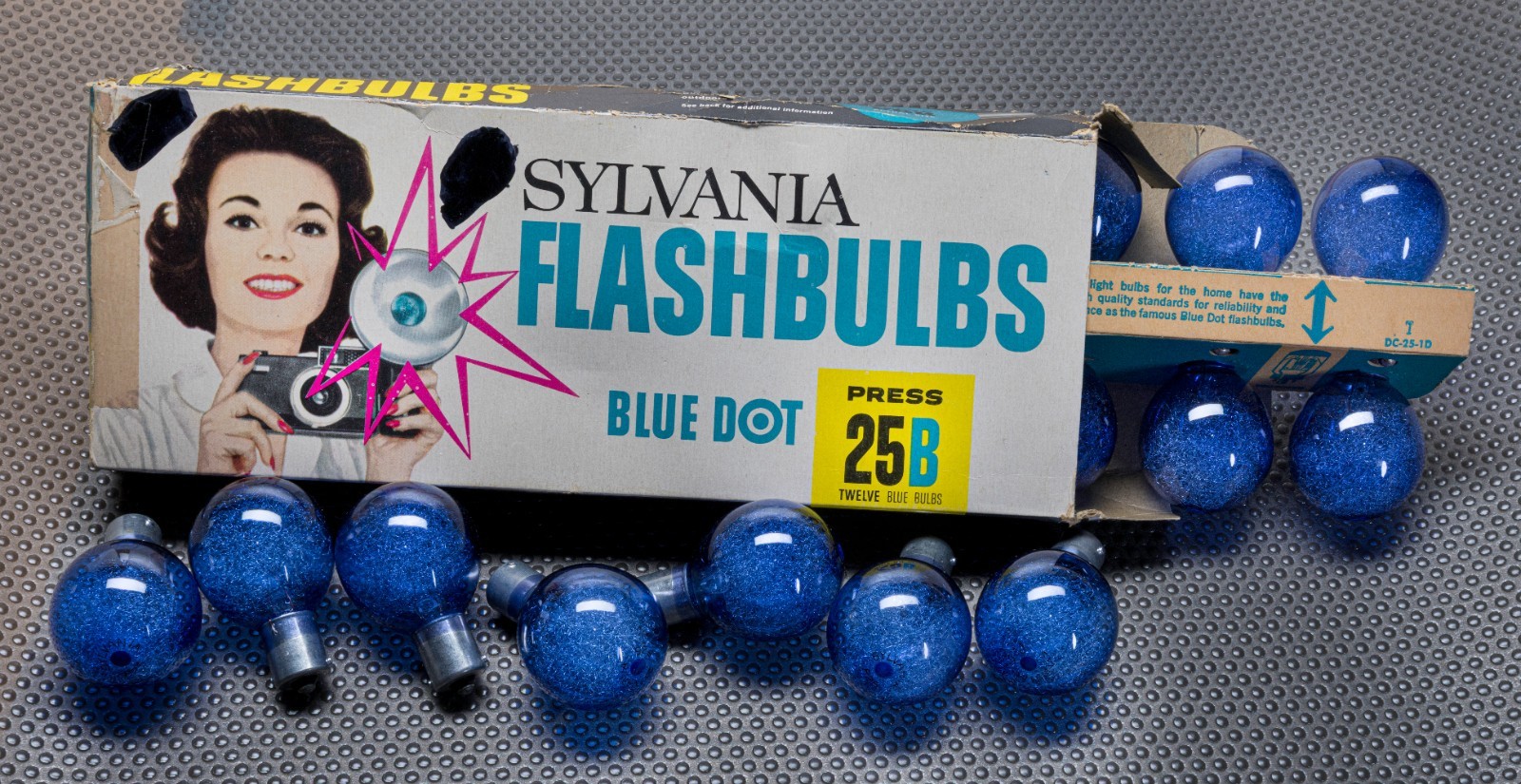 VINTAGE Sylvania Blue Dot Flashbulbs M2B, 18 Flash Bulbs w/ 1 box