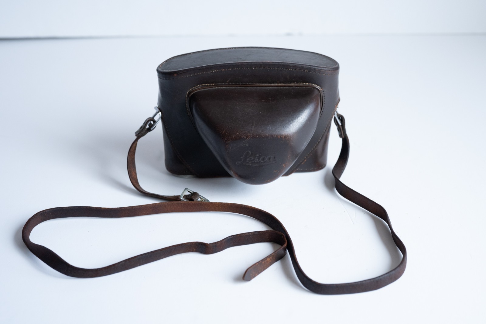 5 Vintage LEICA/Nikon/Tanack Camera Cases in good condition