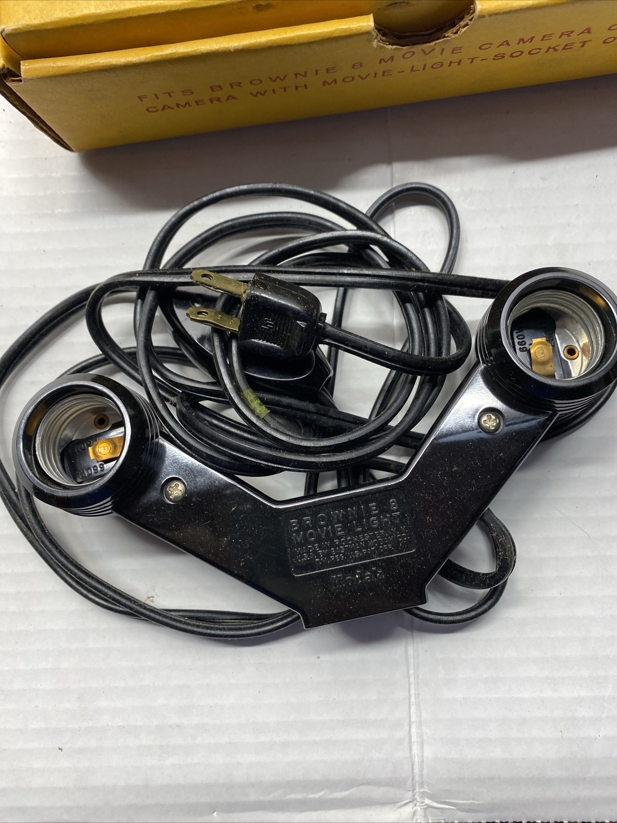 VINTAGE BROWNIE 8 MOVIE LIGHT See Pictures