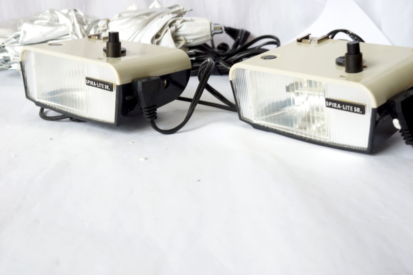 2x Spira-Lite SR Photography Flash w/ Siver Umbrellas Good Working Order Japan