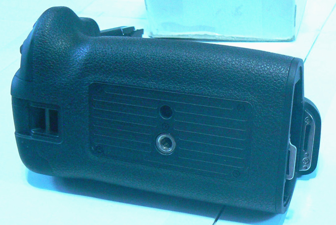 Canon Battery Pack Grip BG-E20 – NO BATTERY TRAY