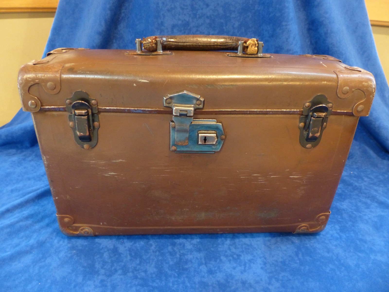 Graflex 2×3 brown camera case, 15 x 10 x 5 inches OD, sturdy, working hardware