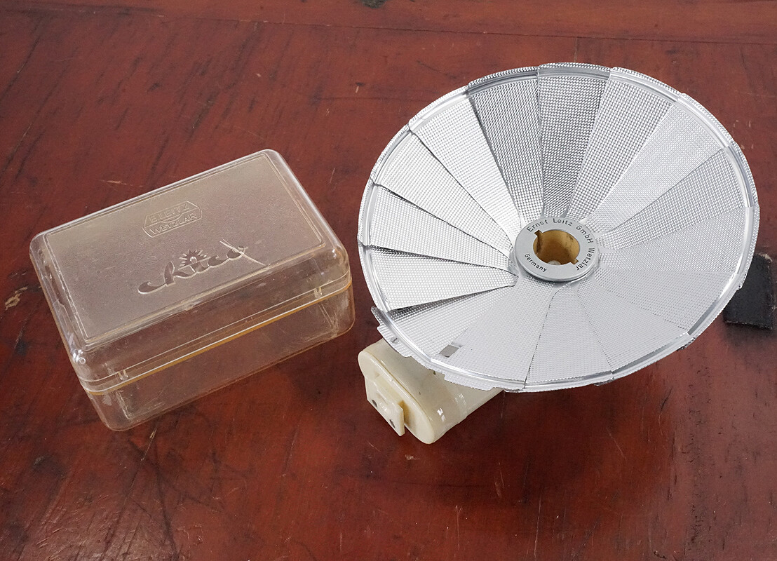 LEITZ FLASH UNIT CHICO FOR LEICA, WITH CRACKED CASE/221057