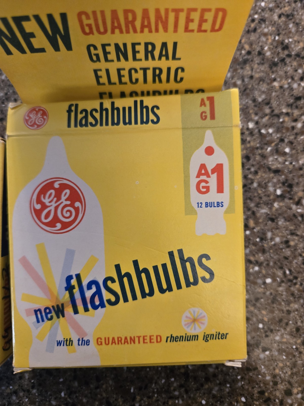 General Electric AG-1B & AG1 Flashbulbs – 12 Blue Bulbs, 7 AG1 Bulbs – Vintage