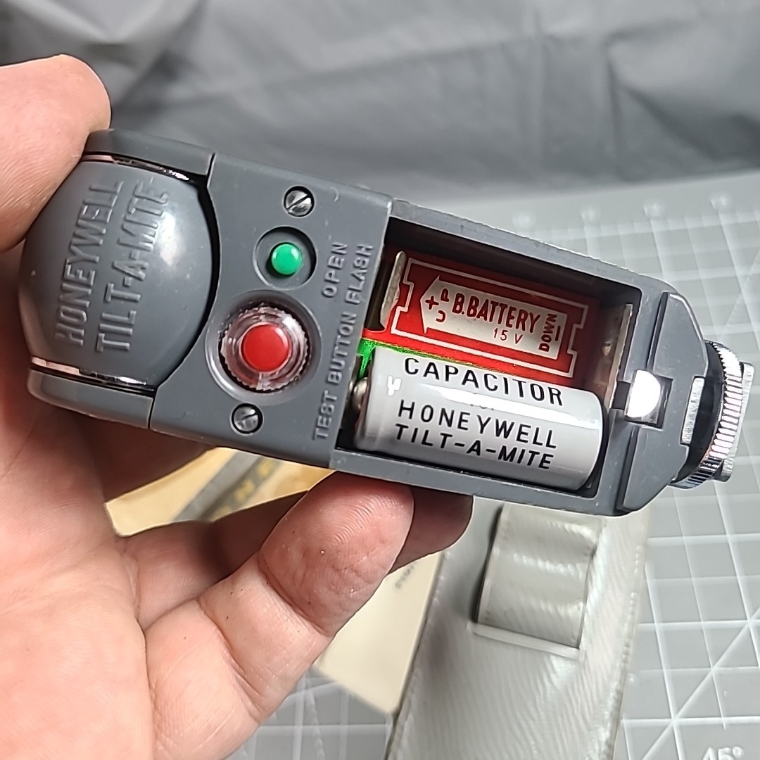Honeywell Tilt-A-Mite Camera Flash Unit Collapsible Fan Style – Vintage