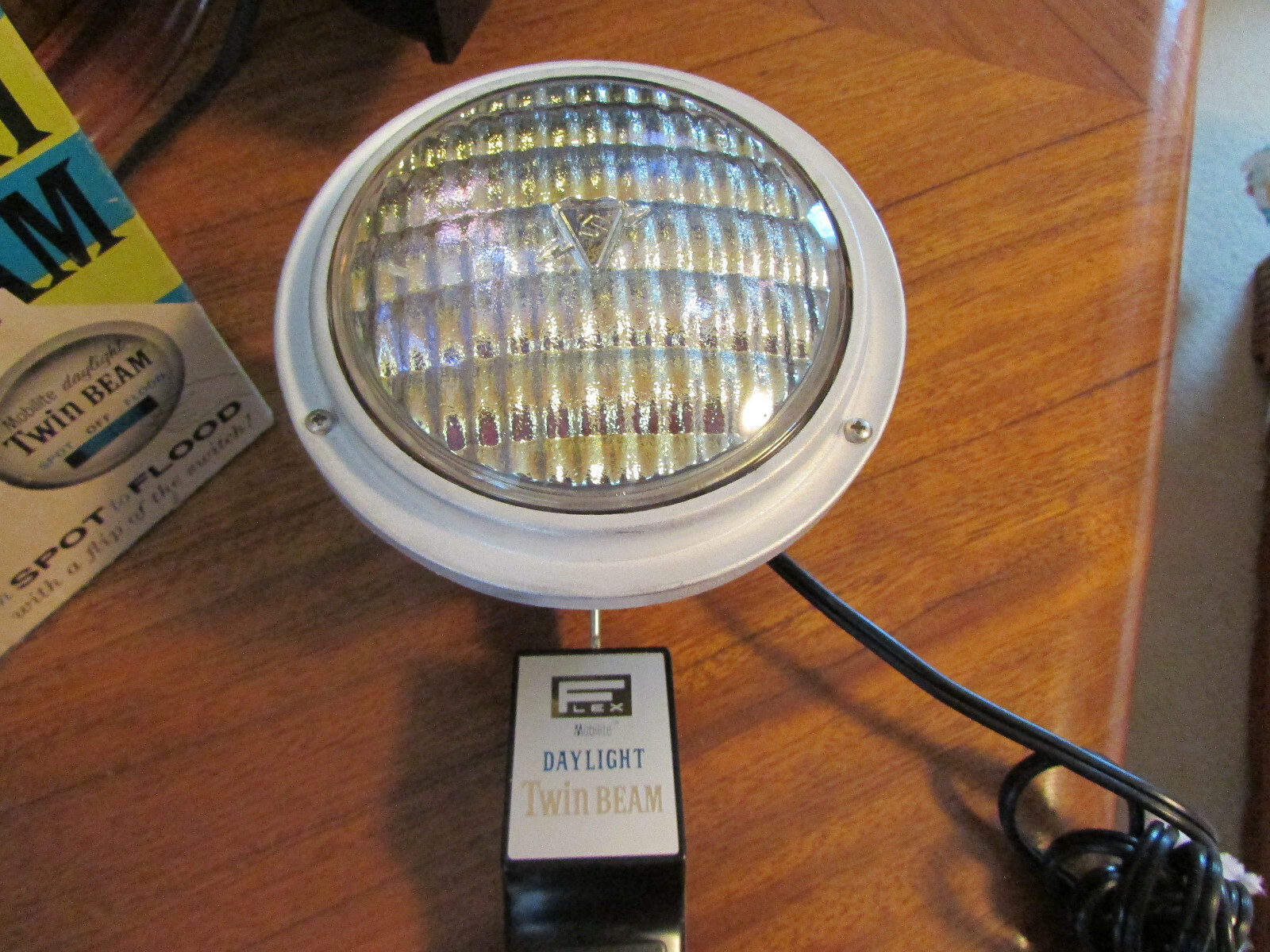VINTAGE BOXED MOBILITE TWIN BEAM ZOOM SPOT TO FLOOD DAYLIGHT MOVIE SYLVANIA LAMP