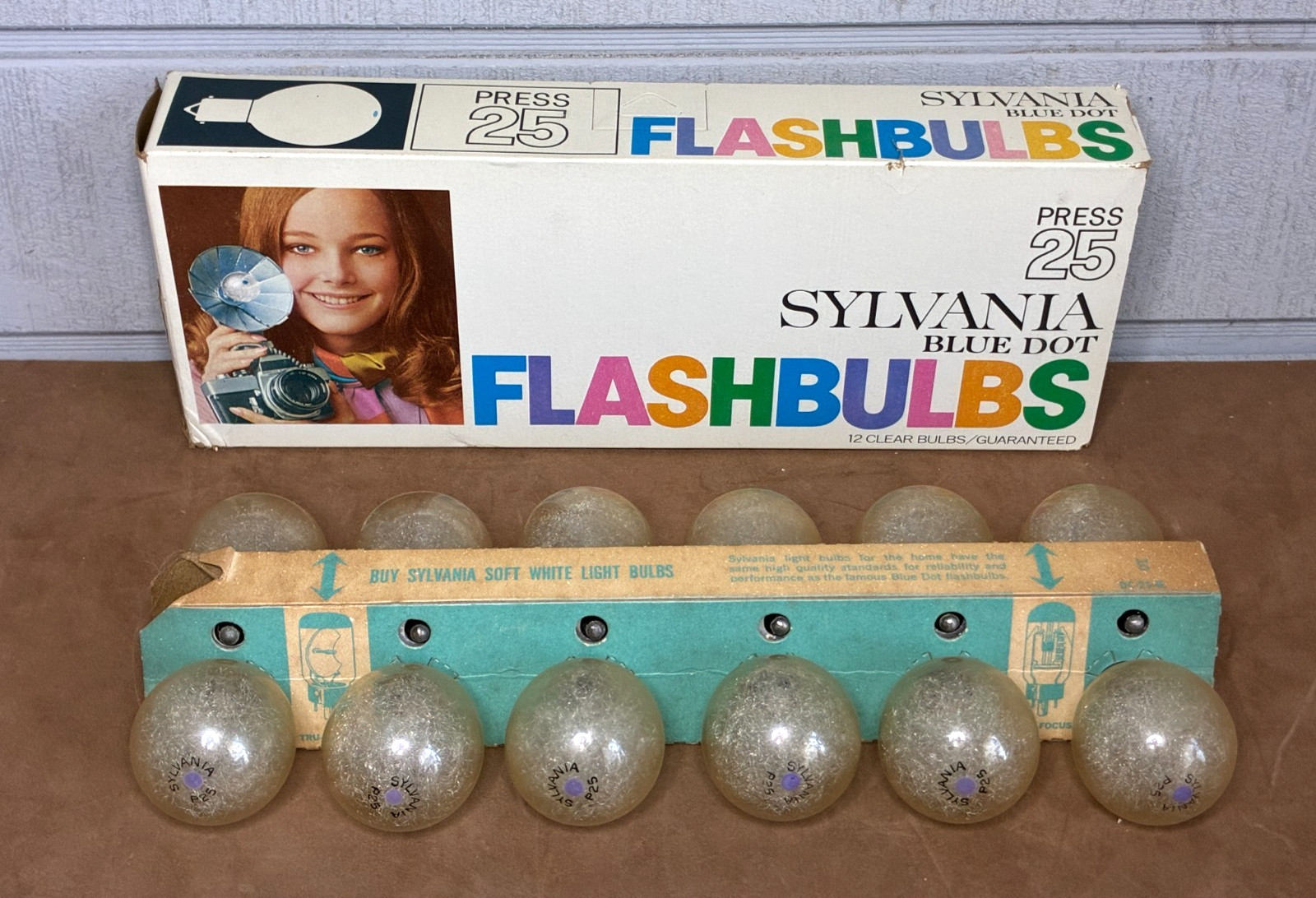 Vintage SYLVANIA Press 25 Blue Dot Flashbulbs ~ New Old Stock ~ 12 Bulbs