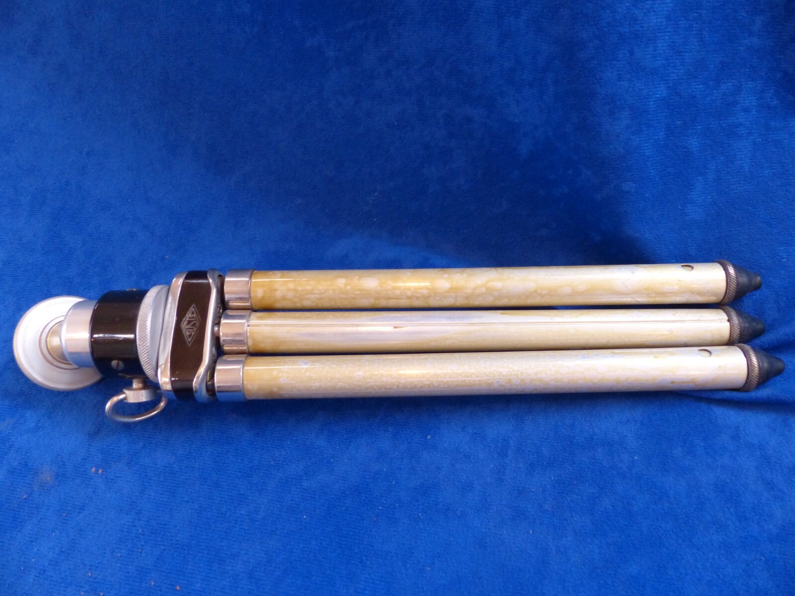 Vintage Isign tripod/collapsible legs, leather case, ball head, working