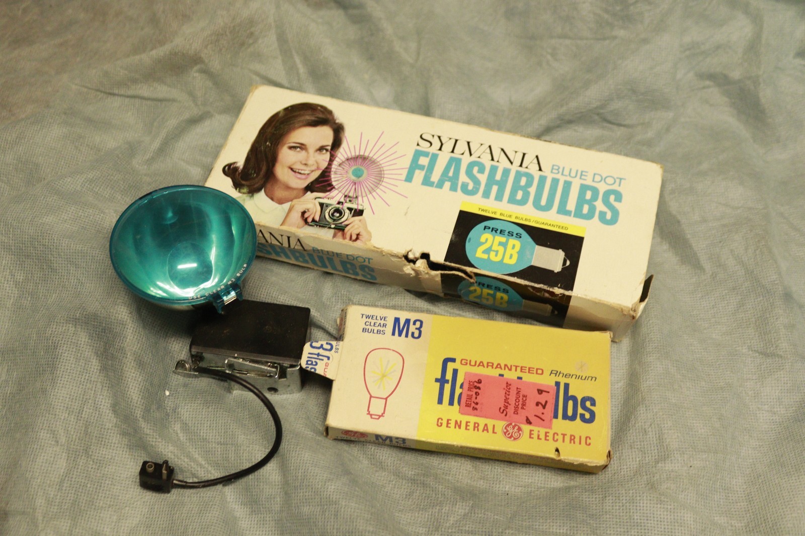 Vintage Camera Flash Lot – Sylvania Blue Dot 25B Flashbulbs Box + GE M3 Clear