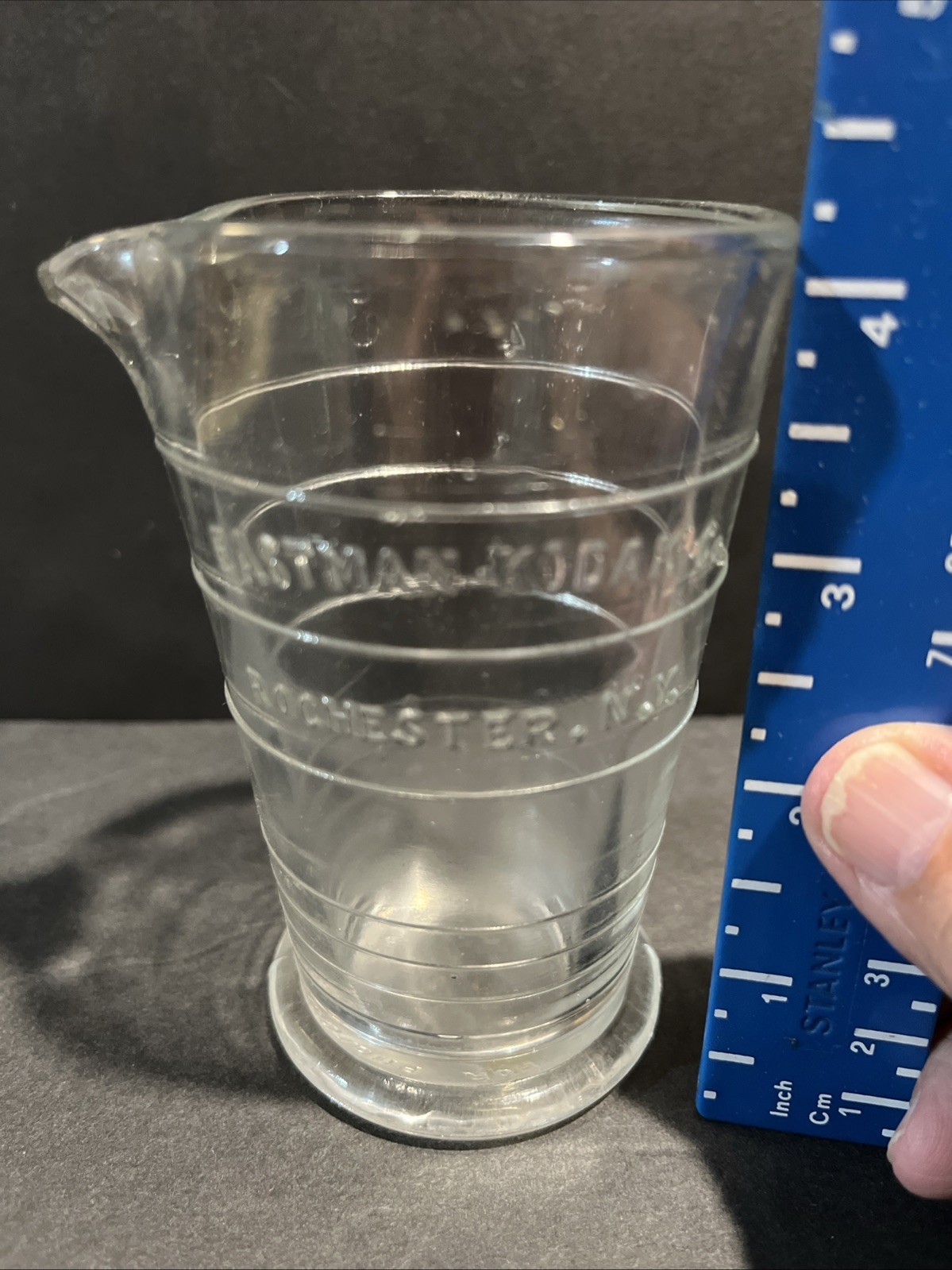 VTG. EASTMAN KODAK CO PHOTOGRAPHIC 4 Oz GLASS MEASURING BEAKER ROCHESTER NY