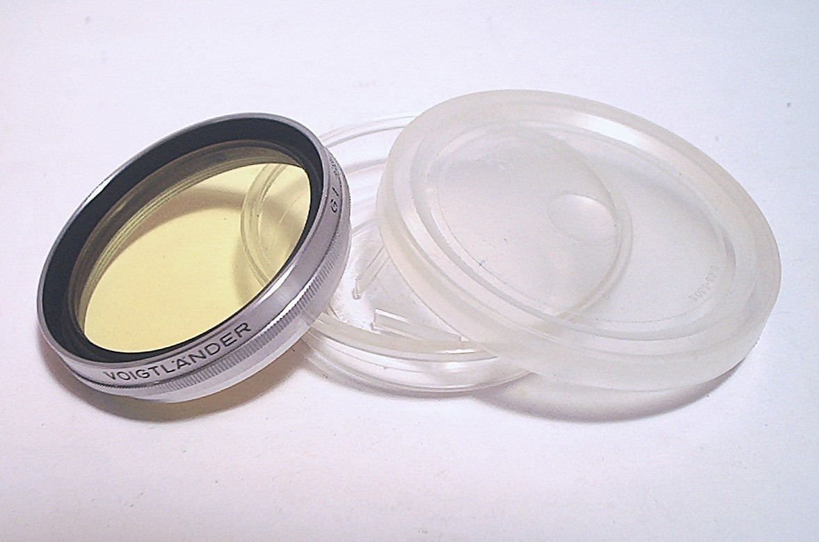 VOIGTLANDER PROMINENT 301/49 GR1 49MM SCREW ON METAL YELLOW FILTER W/ FIELD CASE