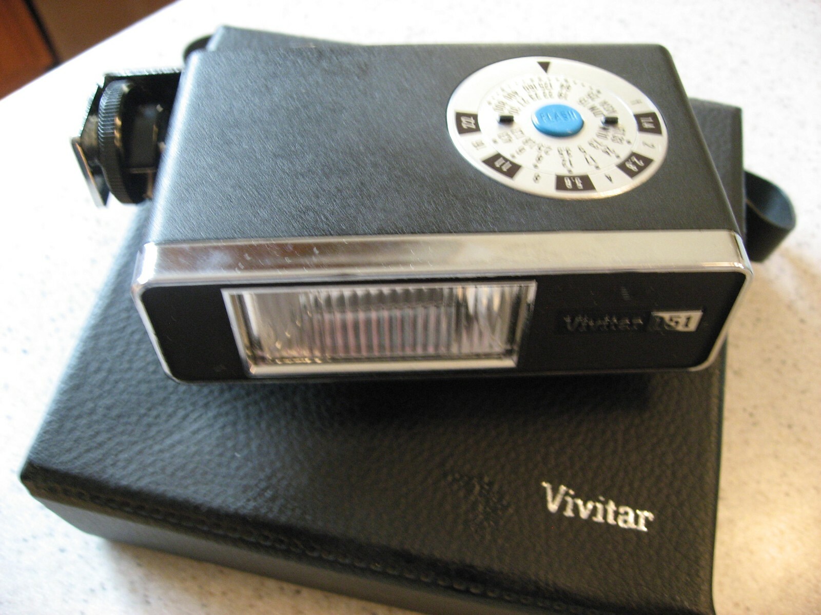 Vivitar 151 Electronic Flash with Original Hard Case – Untested