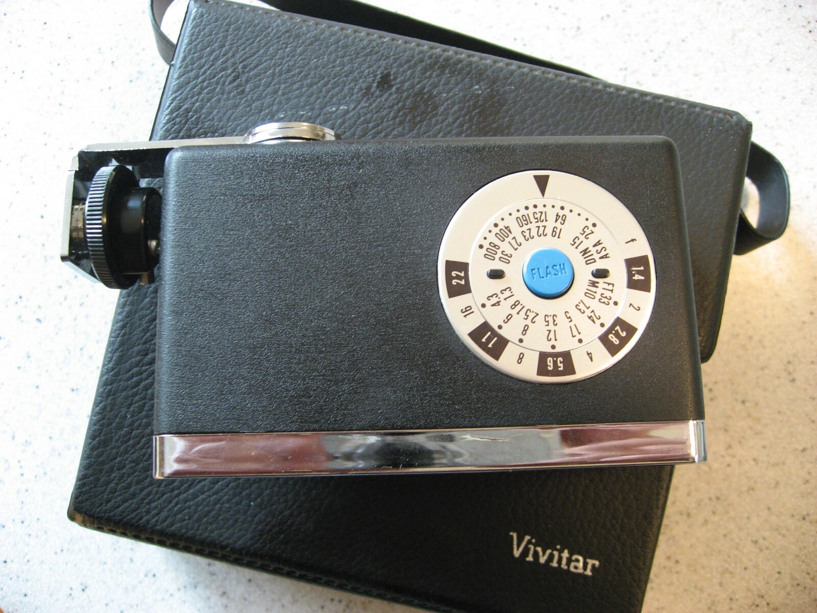 Vivitar 151 Electronic Flash with Original Hard Case – Untested