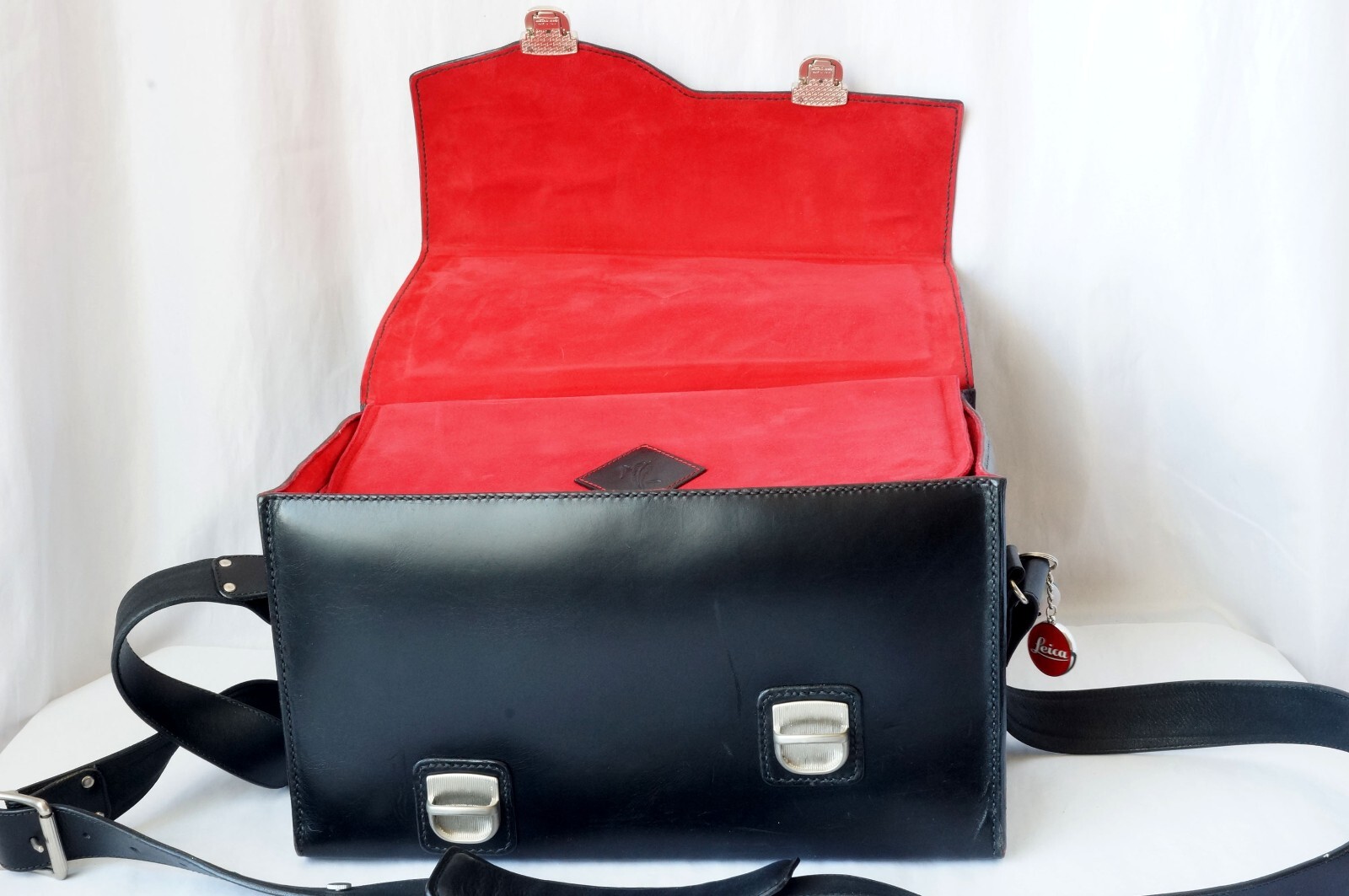 VINTAGE BLACK LEATHER LARGE CAMERA BAG WITH KEYS for Leica Cameras Made in Italy
