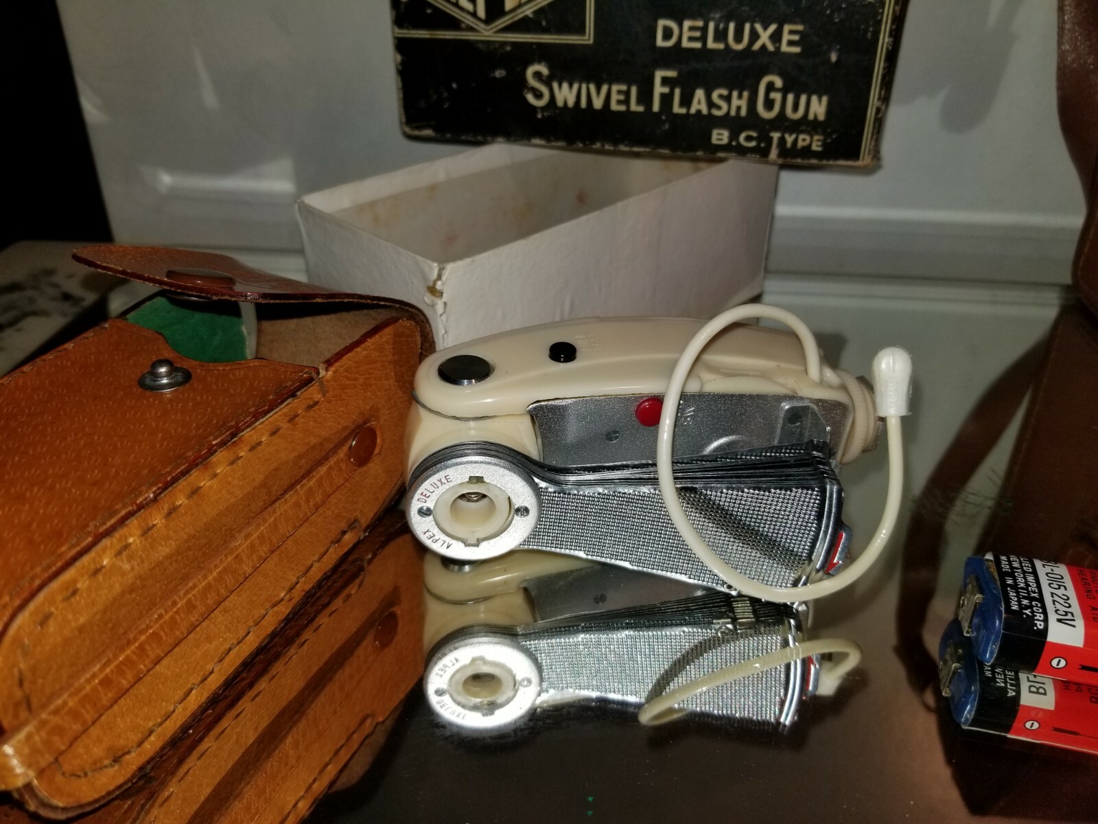 Vintage Alpex Deluxe swivel flash gun b.c. type with box and leather case NICE!