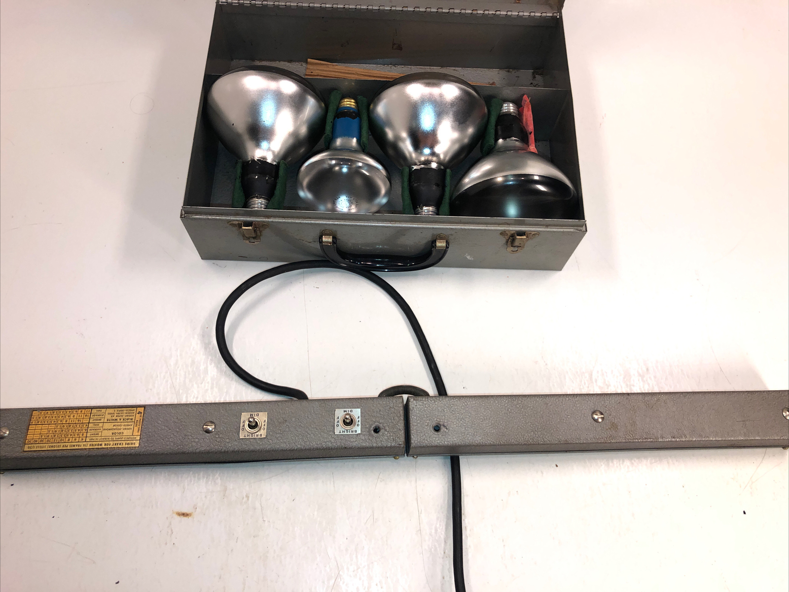 Vintage COMPACT-O-LITE Movie Photography Light Bar With Metal Case Working