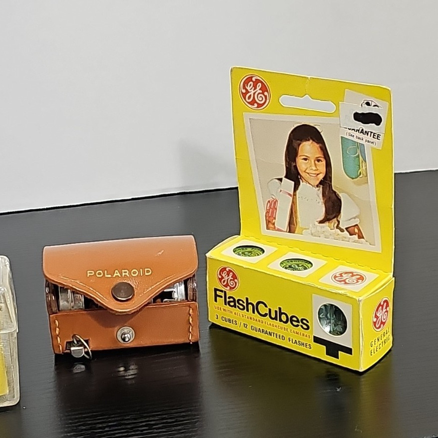 Vintage Polaroid close up lens kit with case Cameras flash cubes
