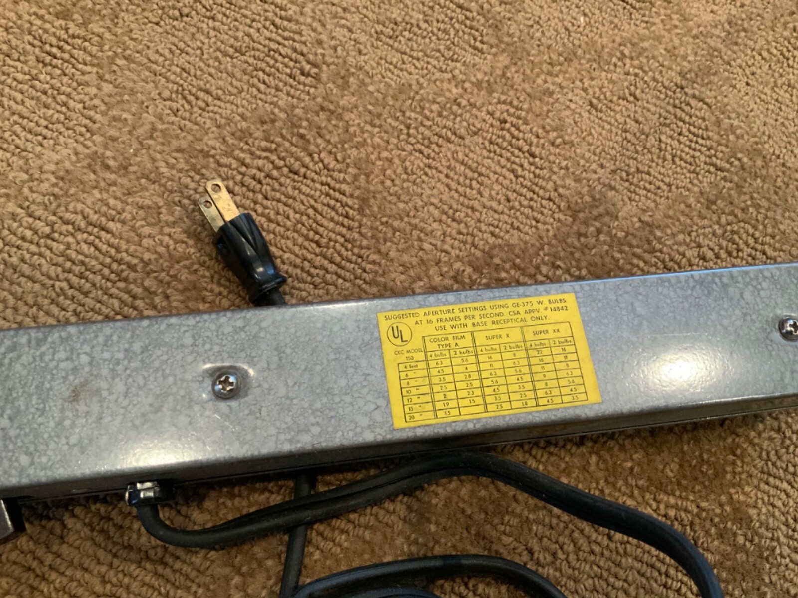 VINTAGE UNBRANDED 665 FOLDING PHOTO LIGHT BAR with SETTING GUIDE – 4 BULB