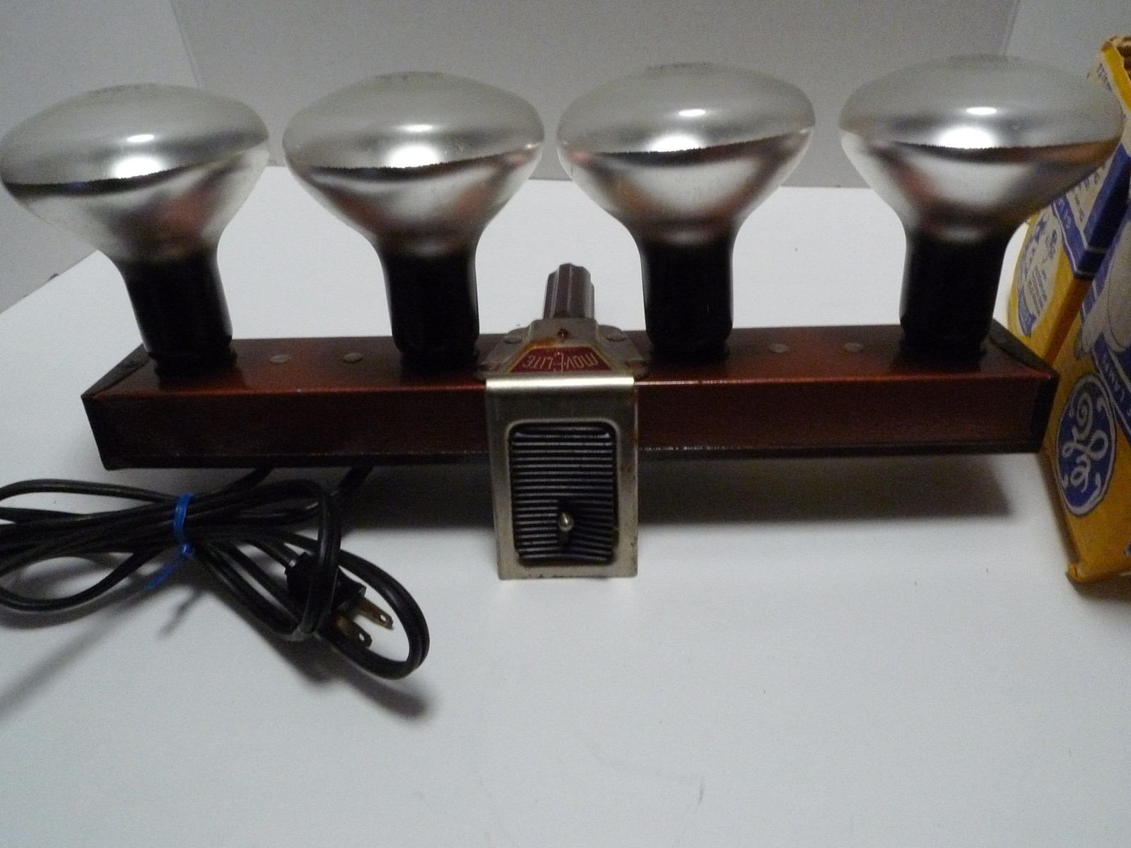 Acme Mov-E-Lite Movie Light Bar in working order with Case Chicago