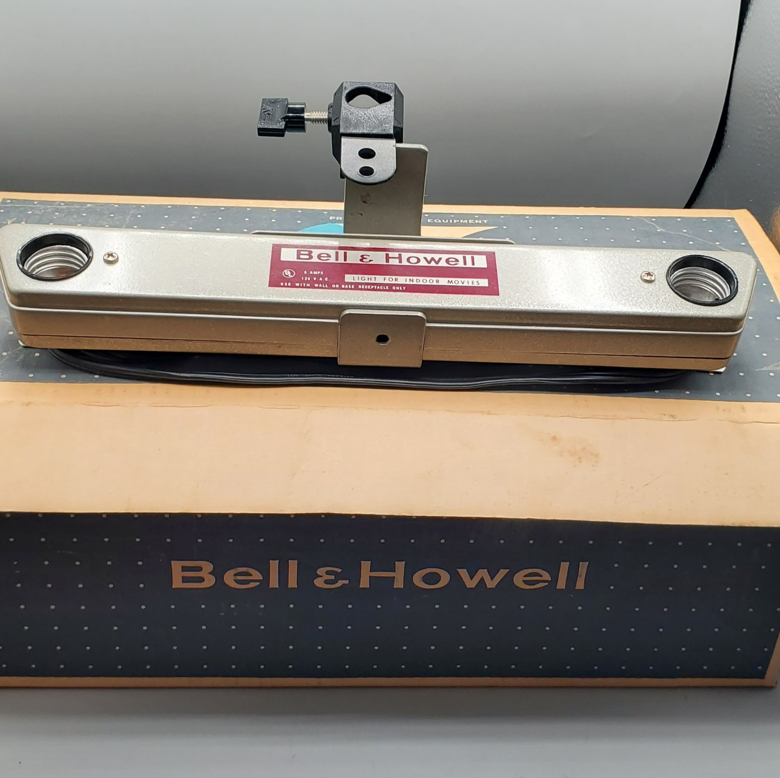 Vintage Bell & Howell Indoor Movie Photography Light Bar Including 2 Photo Bulbs