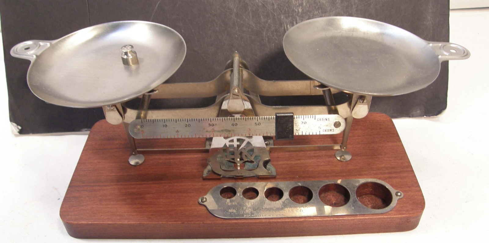 VINTAGE EASTMAN KODAK PHOTOGRAPHIC STUDIO SCALE W/WOODEN BASE PANS SOME WEIGHTS